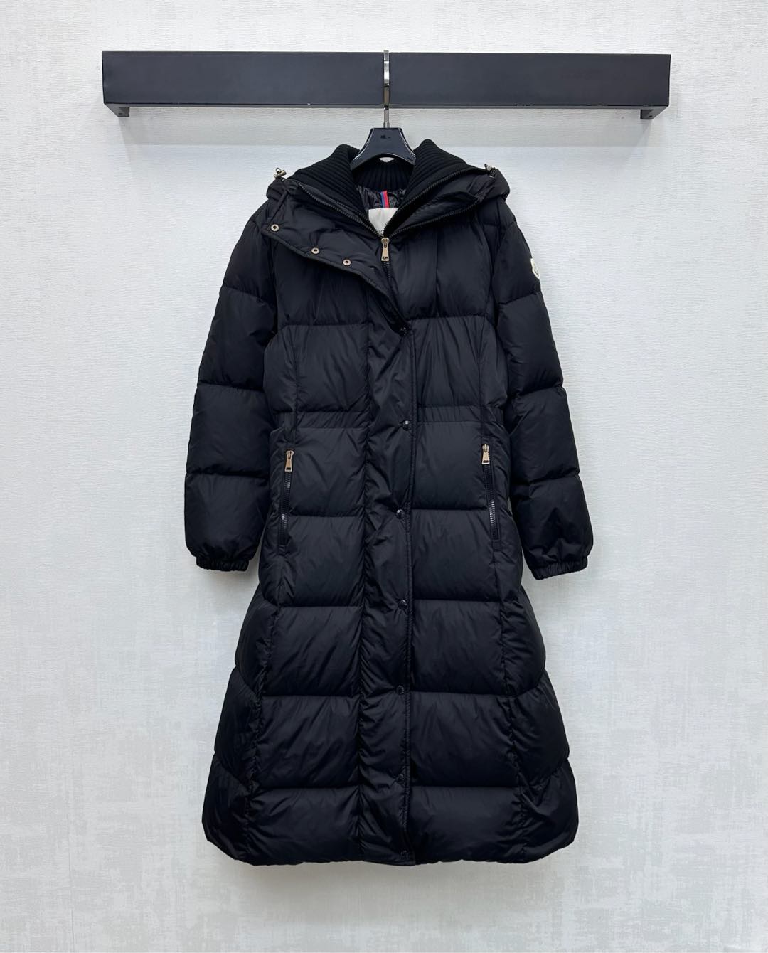 NO:608230,Equipped with dust bag  Warm and not bloated, a must-have item to keep out the cold in autumn and winter. Down filling standard: national standard 90 down. Down filling: white goose down. High version 2 colors 0-3, jackets & coats, down jacket, hats, alexander wang19860909配防尘袋Moncle*2025新品上架连帽收腰长款羽绒外套定制YB进口尼龙材质 内里白鹅绒填充 整件轻盈保暖 通体长方形压纹配合领口延伸至前襟针织拼接设计 增添造型层次感 可作立领围脖更保暖 搭配腰身弹力松紧带勾勒曲线划分比例 袖臂点缀标志性徽章装饰 彰显品牌调性 面辅料开发 连帽长款外套剪裁 暖和不显臃肿 秋冬必备御寒单品 充绒标准:国标90绒 充绒物:白鹅绒  高版本2色0-3,,jackets & coats,down jacket,hats,alexander wang,Women's clothing