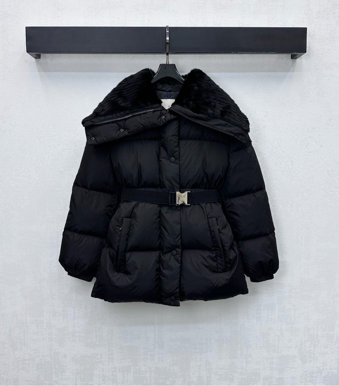 NO:609168,Comes with dust bag  The waist is matched with buckle webbing to outline the waist. The first choice for light and fashionable down jackets in autumn and winter. Down filling standard: national standard 90 down. Filling material: white goose down. High version 0-3,,jackets & coats,down jacket,alexander wang19860909配防尘袋Moncle*2025新品上架毛领腰带羽绒外套定制YB进口尼龙材质 内里白鹅绒填充 整件轻盈保暖 廓形饱满挺括 沿用拉链翻折毛领对称插兜口袋设计 增添造型层次感 让穿搭风格更多元个性化 手臂外侧点缀标志性布帖徽章装饰 彰显品牌调性 面辅料开发 翻领廓形羽绒服剪裁 腰间搭配卡扣织带勾勒腰身 秋冬轻盈时尚羽绒服首选 充绒标准:国标90绒 充绒物:白鹅绒  高版本0-3,,jackets & coats,down jacket,alexander wang,Women's clothing