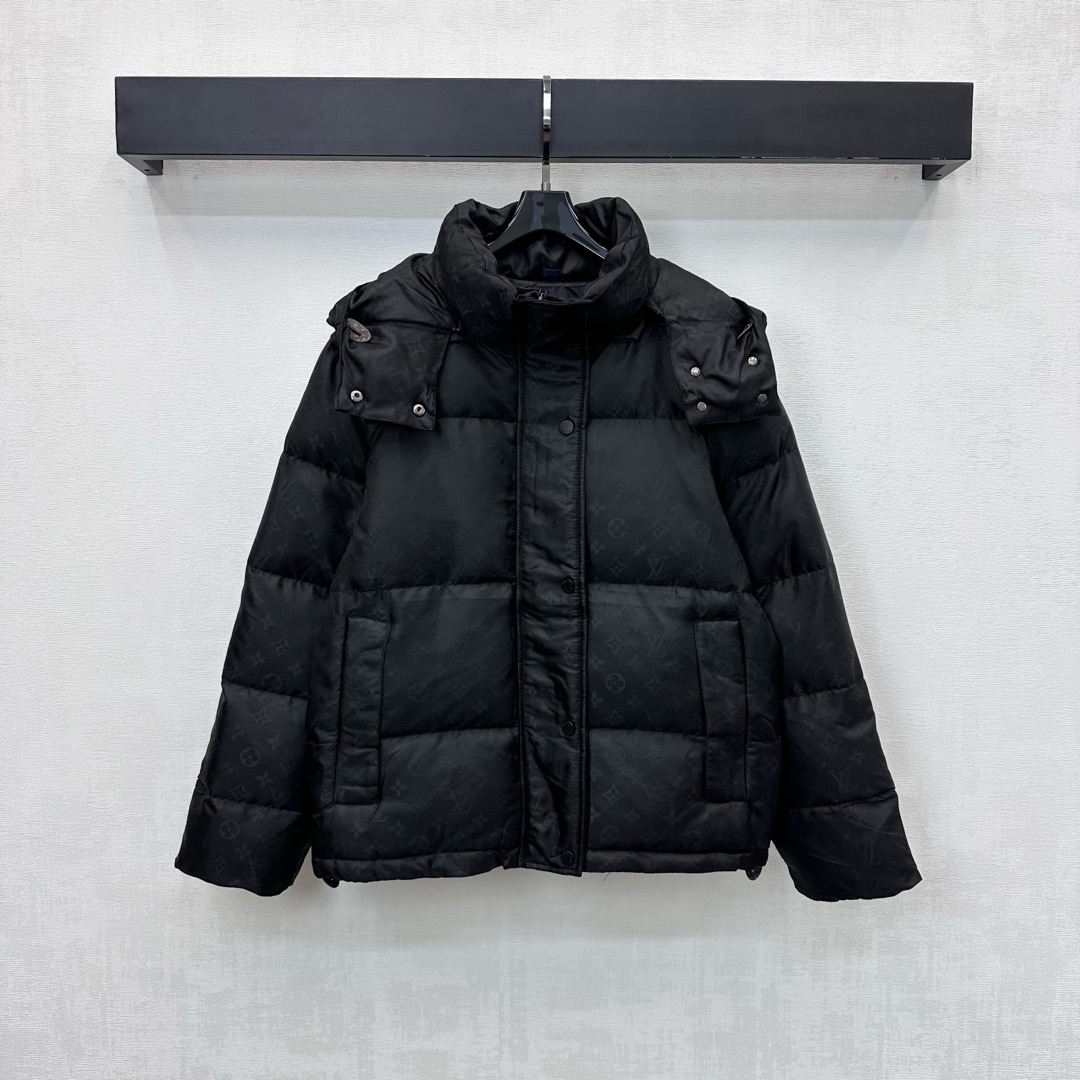 NO:608188,Louis Vuitto*2025 new products are on the shelves. Detachable hooded jacquard cotton jacket. Customized YB imported jacquard nylon material. Down cotton filling inside. Light, warm and comfortable. Decorated with a dark all-over printed four-leaf clover letter pattern to highlight the brand's tone. Detachable hooded stand-up collar design adds layering to the look. Meets different dressing needs. Development of surface accessories. Hooded jacket tailoring. Warm and not bloated. Must-have cold-proof item for autumn and winter. High version, Louis Vuitto*2025 new products.  vuitton,jackets & coats,jackets & coats,down jacket,hats,alexander wang19860909Louis Vuitto*2025新品上架拆卸连帽提花棉服 定制YB进口提花尼龙材质 内里羽绒棉填充 轻薄保暖舒适 饰以暗纹满印四叶草字母图案 彰显品牌调性 可拆卸连帽立领设计 增添造型层次感 满足不同穿搭需求 面辅料开发 连帽夹克外套剪裁 暖和不显臃肿 秋冬必备御寒单品  高版本,,louis vuitton,jackets & coats,jackets & coats,down jacket,hats,alexander wang,Women's clothing