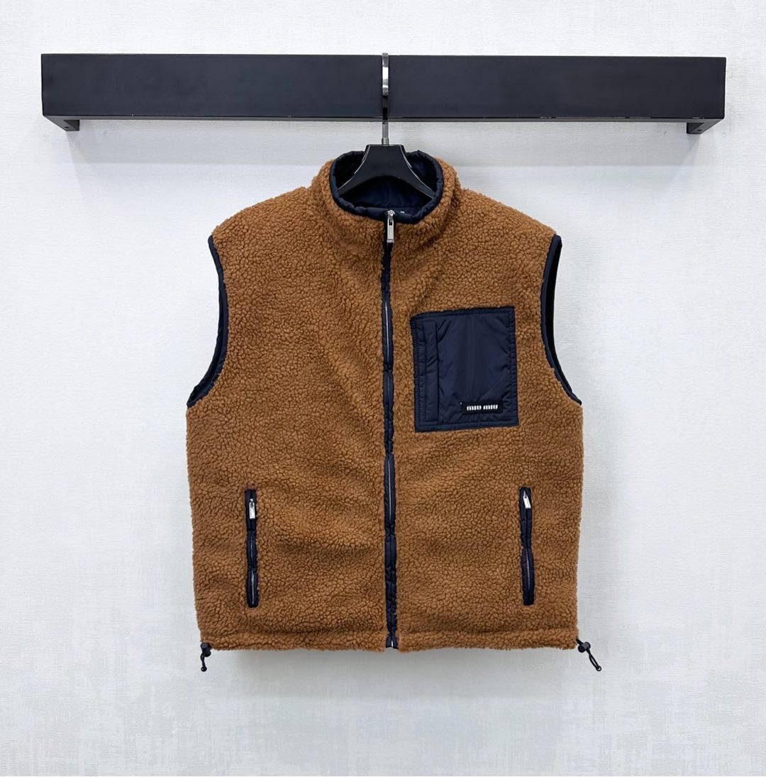NO:608149,Comes with dust bag Miumi* 2025 new arrivals lambswool down vest made of custom-made YB imported Teddy lambswool material with obvious texture, sufficient wool, white goose down filling inside, warm and comfortable, small stand-up collar with zipper adjustment design, rectangular embossing on the lining and drawstring tightening on both sides of the outside to add layering to the look. Iconic letter logo decoration on the chest highlights the brand tone. Development of surface accessories. Stand-up collar zipper vest tailoring to show more flamboyant personality.  Suitable for more wearing occasions. Fashionable and inclusive versatile items for autumn and winter. High version, miumiu, down jacket, alexander wang19860909配防尘袋Miumi*2025新品上架羊羔毛羽绒马甲定制YB进口泰迪羊羔绒材质 肌理明显 毛量充足 内里白鹅绒填充 保暖舒适 小立领配合开襟拉链调节设计 内衬长方形压纹与外侧两边抽绳收紧处理 增添造型层次感 胸前点缀标志性字母徽标装饰 彰显品牌调性 面辅料开发 立领拉链马甲剪裁 更显张扬个性 适配更多穿搭场合 时尚包容的秋冬百搭单品  高版本,,miumiu,down jacket,alexander wang,Women's clothing