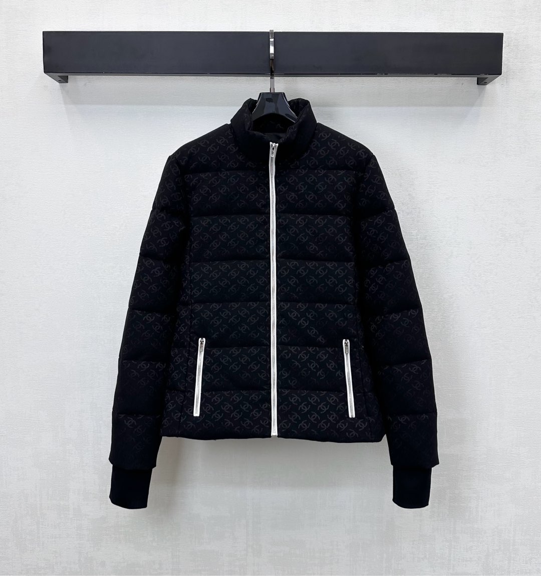 NO:607223,Comes with dust bag Chane*2025 new arrival jacquard stand-up collar down jacket customized YB imported jacquard material White duck down filling on the inside The whole piece is light and warm Classic rectangular texture Contrast color zipper adjustment on the placket and cuff thread tightening design add layering to the look All-over double C jacquard letter logo element echoes the jacquard dark pattern on the inside to highlight the brand tone Development of surface accessories Stand-up collar down jacket tailoring Can be paired with the same series of down trousers  The complete upper body set combines warmth and fashion. The first choice for autumn and winter. High version 36 38 40,,chanel,jackets & coats,down jacket,alexander wang19860909配防尘袋Chane*2025新品上架提花立领羽绒外套定制YB进口提花材质 内里白鸭绒填充 整件轻盈保暖 经典长方格纹理 开襟撞色拉链调节配合袖口螺纹收紧设计 增添造型层次感 通体双C提花字母徽标元素 呼应内里满铺提花暗纹 彰显品牌调性 面辅料开发 立领羽绒外套剪裁 可搭配同系列羽绒长裤 成套上身集保暖与时髦一体 秋冬首选穿搭 高版本36 38 40,,chanel,jackets & coats,down jacket,alexander wang,Women's clothing