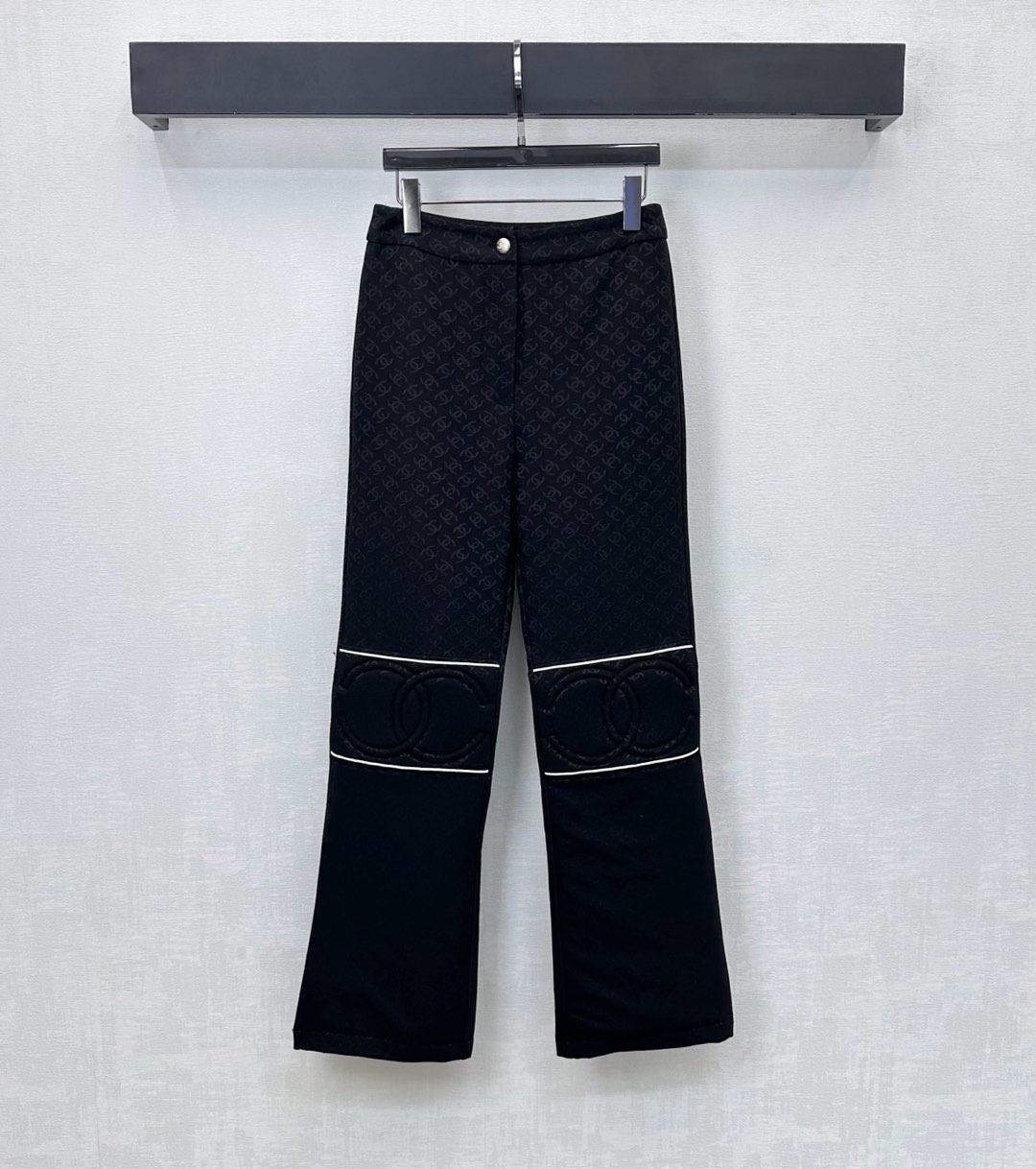 NO:607217,Chane*2025 new arrivals jacquard down straight trousers customized YB imported jacquard material White duck down filling inside The whole piece is light and warm The horizontal white strapping design on the knees adds a sense of layering to the look The all-over double C jacquard letter logo element echoes the double C large logo to highlight the brand tone Development of surface accessories High-waisted buttoned down trousers can be paired with down jackets from the same series The complete upper body combines warmth and fashion The first choice for autumn and winter wear  High version 36 38 40,,chanel,jackets & coats,down jacket,alexander wang19860909Chane*2025新品上架提花羽绒直筒长裤定制YB进口提花材质 内里白鸭绒填充 整件轻盈保暖 膝盖横向白色捆条勾勒设计 增添造型层次感 通体双C提花字母徽标元素 呼应双C大徽标 彰显品牌调性 面辅料开发 高腰系扣羽绒长裤剪裁 可搭配同系列羽绒外套 成套上身集保暖与时髦一体 秋冬首选穿搭 高版本36 38 40,,chanel,jackets & coats,down jacket,alexander wang,Women's clothing
