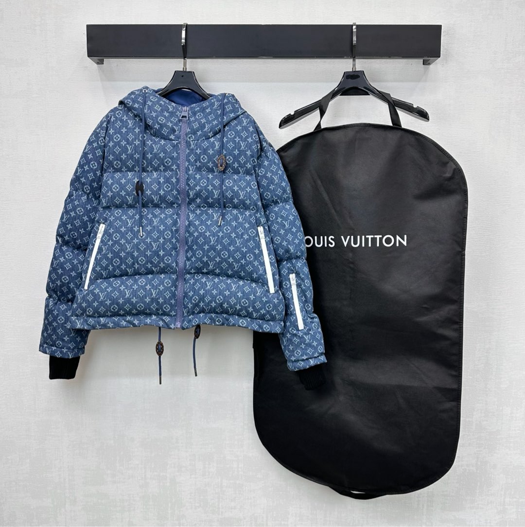 NO:607253,Comes with dust bag Louis Vuitto* 2025 new arrival laser hooded denim down jacket made of imported YB twill cotton denim material. Filled with down cotton inside. The whole piece is light and warm. Vertical pit strips are used to tighten the knitted cuffs. Adjustable design with leather buckles and drawstrings adds a sense of layering to the look. The four-leaf clover letter logo elements are all over the body to highlight the brand's tonality. It breaks the dullness of autumn and winter. Excellent wind and cold protection. Development of surface accessories  The hooded zipper jacket is tailored to match casually with skirts and trousers to show high street fashion. Comes with dust bag packaging. High version, Louis Vuitton, skirts, jackets & coats, jackets & coats, down jacket, hats, alexander wang19860909配防尘袋Louis Vuitto*2025新品上架激光连帽牛仔羽绒服定制YB进口斜纹棉牛仔材质 内里羽绒棉填充 整件轻盈保暖 沿用竖坑条螺纹针织袖口收紧 配合皮扣抽绳调节设计 增添造型层次感 通体满铺四叶草字母徽标元素 彰显品牌调性 打破秋冬沉闷感 防风御寒效果一绝 面辅料开发 连帽拉链夹克外套剪裁 随意搭配裙装裤装均显高街时髦风格 配防尘袋包装 高版本,,louis vuitton,skirts,jackets & coats,jackets & coats,down jacket,hats,alexander wang,Women's clothing