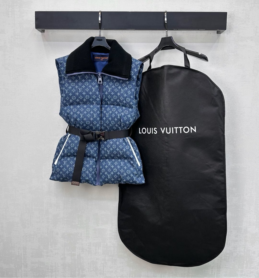 NO:607246,Comes with dust bag Louis Vuitto* 2025 new arrivals. Laser lapel denim down vest customized with YB imported twill cotton denim material. Filled with down cotton on the inside. The whole piece is light and warm. The knitted collar edge with vertical pit strips is designed to echo the cuffs. It is outlined with an elastic snap belt to add a sense of layering to the look. The whole body is covered with four-leaf clover letter logo elements to highlight the brand's tonality. It breaks the dullness of autumn and winter. It has excellent wind and cold protection. Development of surface accessories  Lapel zipper waistcoat cut, casually matched with skirts and trousers to show high street fashion style. Comes with dust bag packaging. High version, louis vuitton, skirts, down jacket, alexander wang19860909配防尘袋Louis Vuitto*2025新品上架激光翻领牛仔羽绒马甲定制YB进口斜纹棉牛仔材质 内里羽绒棉填充 整件轻盈保暖 沿用竖坑条螺纹针织领边设计呼应袖口 配合弹力按扣腰带勾勒 增添造型层次感 通体满铺四叶草字母徽标元素 彰显品牌调性 打破秋冬沉闷感 防风御寒效果一绝 面辅料开发 翻领拉链马甲剪裁 随意搭配裙装裤装均显高街时髦风格 配防尘袋包装 高版本,,louis vuitton,skirts,down jacket,alexander wang,Women's clothing