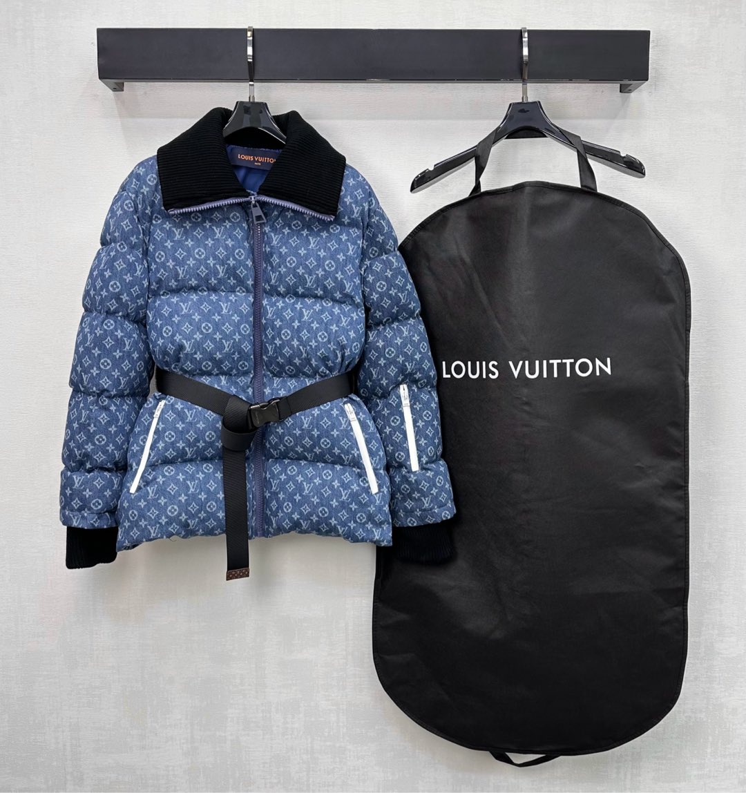 NO:607235,Comes with dust bag Louis Vuitto* 2025 new arrivals Laser lapel denim down jacket customized with YB imported twill cotton denim material Filled with down cotton on the inside The whole piece is light and warm The ribbed ribbed knitted collar design echoes the cuffs and is outlined with an elastic snap belt to add layering to the look The whole body is covered with four-leaf clover letter logo elements Highlighting the brand's tone Breaking the dullness of autumn and winter Excellent wind and cold protection Development of surface accessories  The lapel zipper jacket is tailored to match casually with skirts and trousers to show high street fashion. Comes with dust bag packaging. High version,,louis vuitton,skirts,jackets & coats,jackets & coats,down jacket,alexander wang19860909配防尘袋Louis Vuitto*2025新品上架激光翻领牛仔羽绒服定制YB进口斜纹棉牛仔材质 内里羽绒棉填充 整件轻盈保暖 沿用竖坑条螺纹针织领边设计呼应袖口 配合弹力按扣腰带勾勒 增添造型层次感 通体满铺四叶草字母徽标元素 彰显品牌调性 打破秋冬沉闷感 防风御寒效果一绝 面辅料开发 翻领拉链夹克外套剪裁 随意搭配裙装裤装均显高街时髦风格 配防尘袋包装 高版本,,louis vuitton,skirts,jackets & coats,jackets & coats,down jacket,alexander wang,Women's clothing