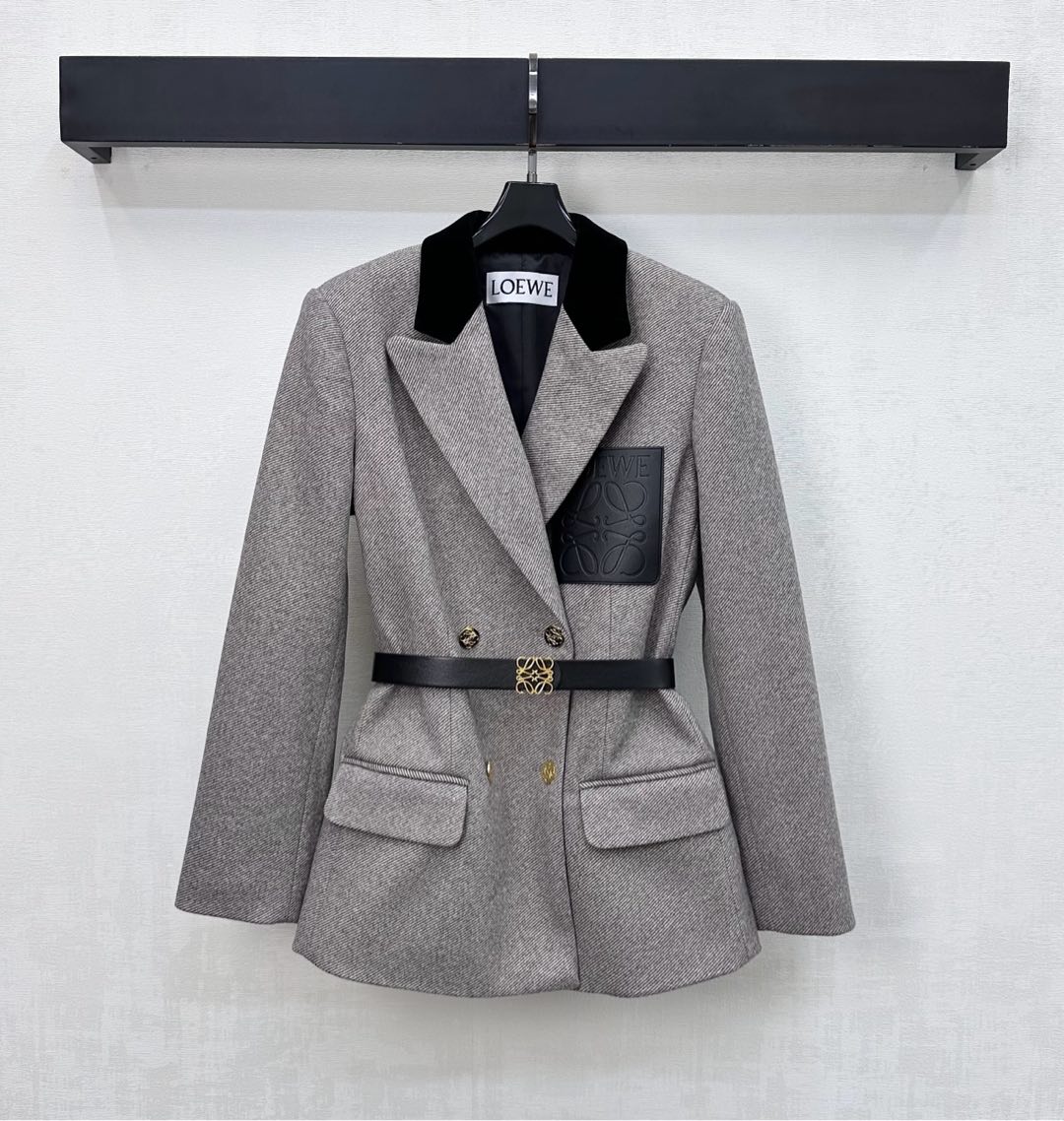 NO:608174,Loew*2025 new products are on the shelves. The velvet collar belt suit jacket is made of YB imported fine imitation wool material. It feels solid and upright to keep out the cold. It presents a high-grade wool texture. The gun-notched neckline is decorated with velvet binding splicing design. It is adjusted with a metal logo belt to outline the body shape and add a sense of layering. One side of the chest is decorated with leather Arc de Triomphe letter logo pocket blessing to highlight the brand tonality and show the charm of haute couture. Conventional silhouette covers the crotch modification ratio. Development of surface accessories  The lapel and shoulder suit jacket is tailored to create a goddess-like look. Suitable for different occasions. High version, loewe, jackets & coats, business suit, alexander wang19860909Loew*2025新品上架丝绒领腰带西装外套定制YB进口精仿羊毛材质 手感扎实立挺御寒 呈现出高级毛料质感 枪驳领口饰以丝绒捆边拼接设计 配合金属徽标皮带调节勾勒身形 增添造型层次感 单侧胸口点缀皮革凯旋门字母徽标口袋加持 彰显品牌调性 展现高定魅力 常规廓形遮胯修饰比例 面辅料开发 翻领正肩西装外套剪裁 打造气质女神范 适穿于不同场合 高版本,,loewe,jackets & coats,business suit,alexander wang,Women's clothing