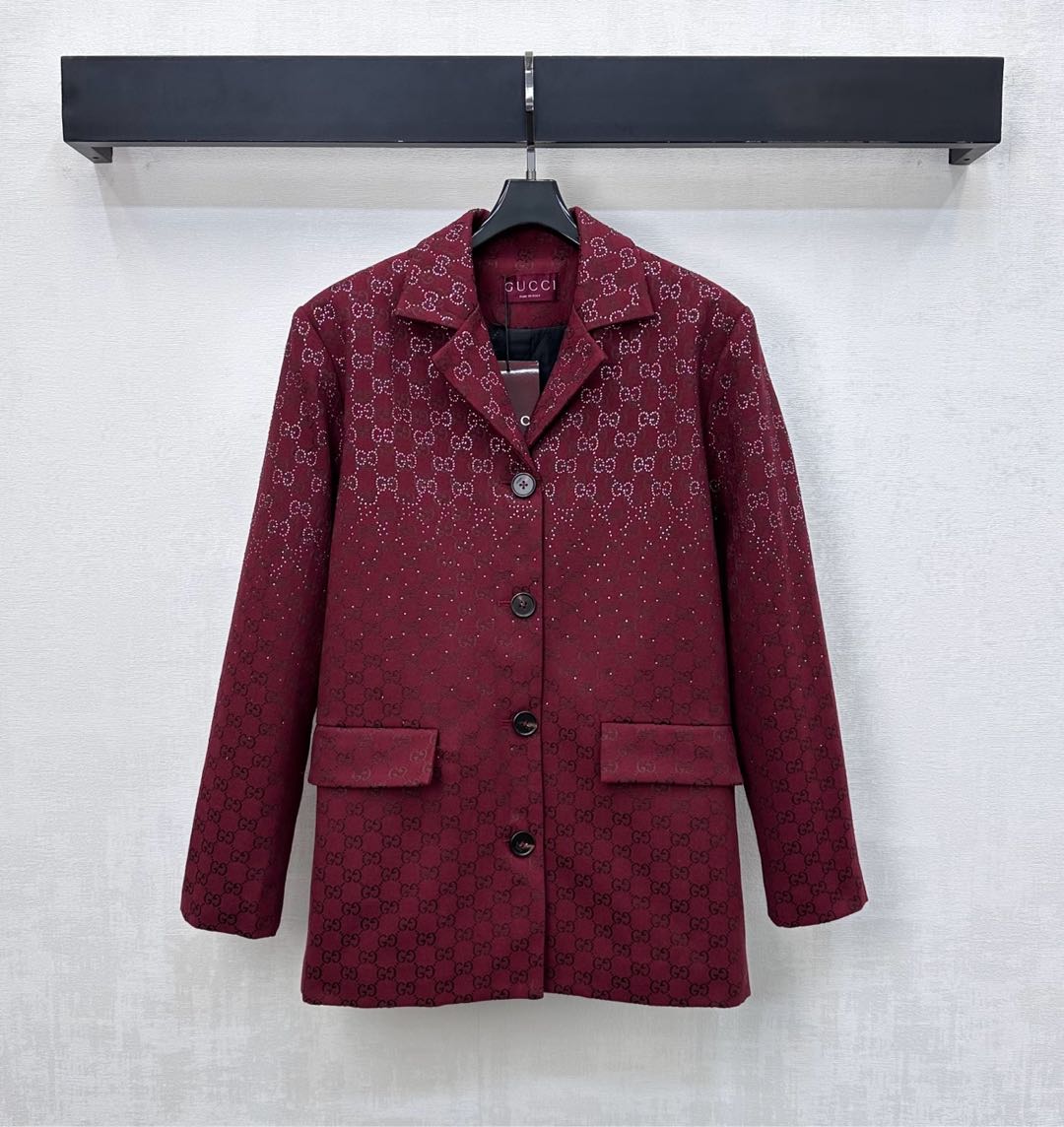 NO:607270,Gucc*2025 new products are on the shelves. Heavy-duty hot-drilled jacquard cotton jackets are made of YB imported jacquard material. Stiff and stylish. Filled with down cotton on the inside. Double G jacquard logo elements are all over the body. Highlighting the brand's tone. The upper half is embellished with heavy-duty hot-drilled contrasting color design to add layering to the look. Create the brand's exclusive sweet and cool style. Development of surface accessories. Lapel profile suit jacket tailoring. Can be paired with short skirts of the same series. Full of aura in autumn and winter.  High version L,,gucci,skirts,jackets & coats,down jacket,business suit,alexander wang19860909Gucc*2025新品上架重工烫钻提花棉服外套定制YB进口提花材质 挺括有型 内里羽绒棉填充 通体满铺双G提花徽标元素 彰显品牌调性 上半截点缀重工烫钻撞色设计 增添造型层次感 打造品牌专属甜酷风 面辅料开发 翻领廓形西装外套剪裁 可搭配同系列短裙 秋冬穿搭气场十足 高版本L,,gucci,skirts,jackets & coats,down jacket,business suit,alexander wang,Women's clothing