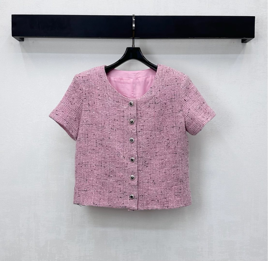 NO:607263,Chane*2025 new arrivals round neck dress short-sleeved jacket made of YB imported wool wool with obvious texture. Double C carved buttons on the front for adjustment and decoration echo the jacquard elements inside to highlight the brand tone. The whole body is bright pink interspersed with fine black threads to present a full plaid texture. It adds layering to the look. Surface accessories are developed. The round neck short-sleeved dress jacket is tailored and can be paired with skirts and trousers of the same series. It can be worn as a complete set to be high-end and elegant. It can also be purchased separately for matching. High version 36  38 40,,chanel,skirts,jackets & coats,T-shirt,alexander wang19860909Chane*2025新品上架圆领洋装短袖外套定制YB进口粗纺羊毛呢材质 肌理明显 前襟双C雕花纽扣调节装饰 呼应内里提花元素 彰显品牌调性 通体亮粉色穿插细腻黑色织线呈现满铺格纹纹理 增添造型层次感 面辅料开发 圆领短袖洋装外套剪裁 可搭配同系列裙裤装 成套穿搭高级优雅 也可分开购入搭配  高版本36 38 40,,chanel,skirts,jackets & coats,T-shirt,alexander wang,Women's clothing