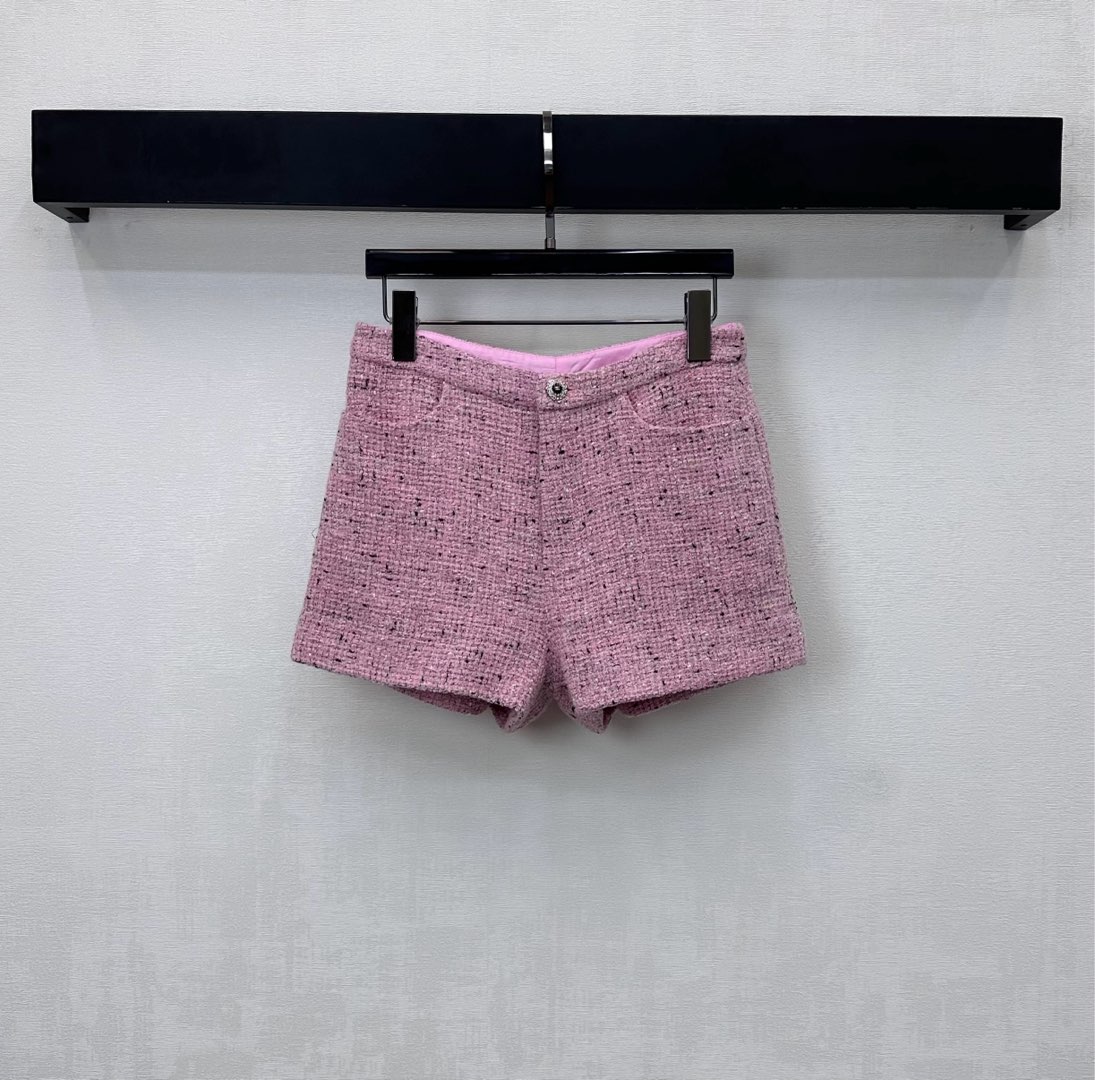 NO:607255,Chane*2025 new arrivals woven dress hip-hugging shorts made of custom-made YB imported slub woolen material. The texture is obvious. Double C carved buttons are used to adjust the decoration. Echoing the jacquard elements inside, highlighting the brand tone. The whole body is bright pink interspersed with fine black threads to present a full plaid texture. Adding layering to the look. Surface accessories development. High-waisted buttoned straight shorts cut. Can be paired with the same series of jackets. The set is high-end and elegant. It can also be purchased separately. High version 36 38  40,,chanel,shorts,jackets & coats,alexander wang19860909Chane*2025新品上架编织洋装包臀短裤定制YB进口粗纺羊毛呢材质 肌理明显 沿用双C雕花纽扣调节装饰 呼应内里提花元素 彰显品牌调性 通体亮粉色穿插细腻黑色织线呈现满铺格纹纹理 增添造型层次感 面辅料开发 高腰系扣直筒短裤剪裁 可搭配同系列外套 成套穿搭高级优雅 也可分开购入搭配  高版本36 38 40,,chanel,shorts,jackets & coats,alexander wang,Women's clothing