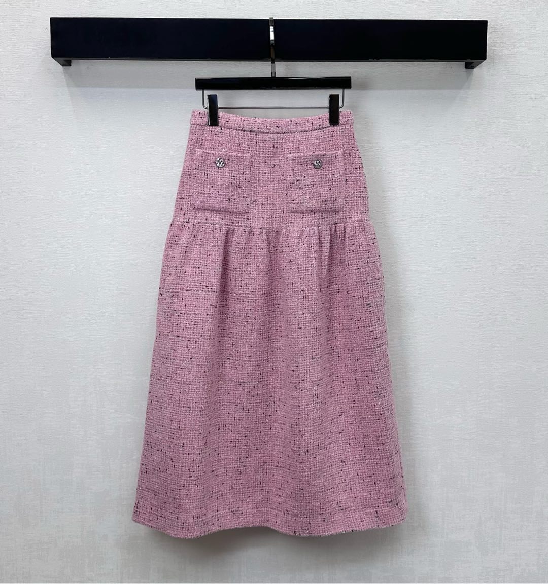 NO:607271,Chane*2025 new products are on the shelves. Woven dress bud skirt is made of YB imported slub woolen material. The texture is obvious. Symmetrical pockets are decorated with double C carved buttons for adjustment. Echoing the jacquard elements inside, highlighting the brand tone. The whole body is bright pink interspersed with fine black threads to present a full plaid texture. The pleats of the skirt fit with the waist and abdomen, and the pleats are expanded outwards to present a bud shape, adding layering to the look. Development of surface accessories. Pleated long skirt cut. Can be paired with the same series of jackets.  The complete set is high-end and elegant. You can also buy it separately. High version 36 38 40, chanel, skirts, jackets & coats, alexander wang19860909Chane*2025新品上架编织洋装花苞半裙定制YB进口粗纺羊毛呢材质 肌理明显 对称口袋点缀双C雕花纽扣调节装饰 呼应内里提花元素 彰显品牌调性 通体亮粉色穿插细腻黑色织线呈现满铺格纹纹理 配合腰腹贴合裙摆褶皱外扩呈现花苞状 增添造型层次感 面辅料开发 压褶长款半裙剪裁 可搭配同系列外套 成套穿搭高级优雅 也可分开购入搭配  高版本36 38 40,,chanel,skirts,jackets & coats,alexander wang,Women's clothing
