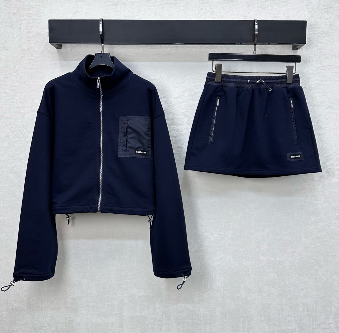 NO:607285,Miumi*2025 new arrivals drawstring jacket and skirt suit customized YB imported twill cotton material, glossy and comfortable, loose fit with zipper lapel stand-up collar design, nylon splicing with chest pockets to add layering to the look, embellishment of the iconic letter logo to highlight the brand tone, drawstrings with pockets, versatile and practical, development of surface accessories, zipper jacket, high-waisted work skirt, details echoing up and down, complete outfit to show age-reducing college style  High version L,,miumiu,skirts,jackets & coats,jackets & coats,alexander wang19860909Miumi*2025新品上架抽绳夹克短裙套装定制YB进口斜纹全棉材质 光泽垂顺舒适 宽松版型沿用拉链开襟翻领立领设计 配合胸前口袋尼龙拼接处理 增添造型层次感 标志性字母徽标点缀之上 彰显品牌调性 抽绳搭配插兜口袋百搭实用 面辅料开发 拉链夹克外套高腰工装短裙 细节上下呼应 成套穿搭尽显减龄学院风格  高版本L,,miumiu,skirts,jackets & coats,jackets & coats,alexander wang,Women's clothing