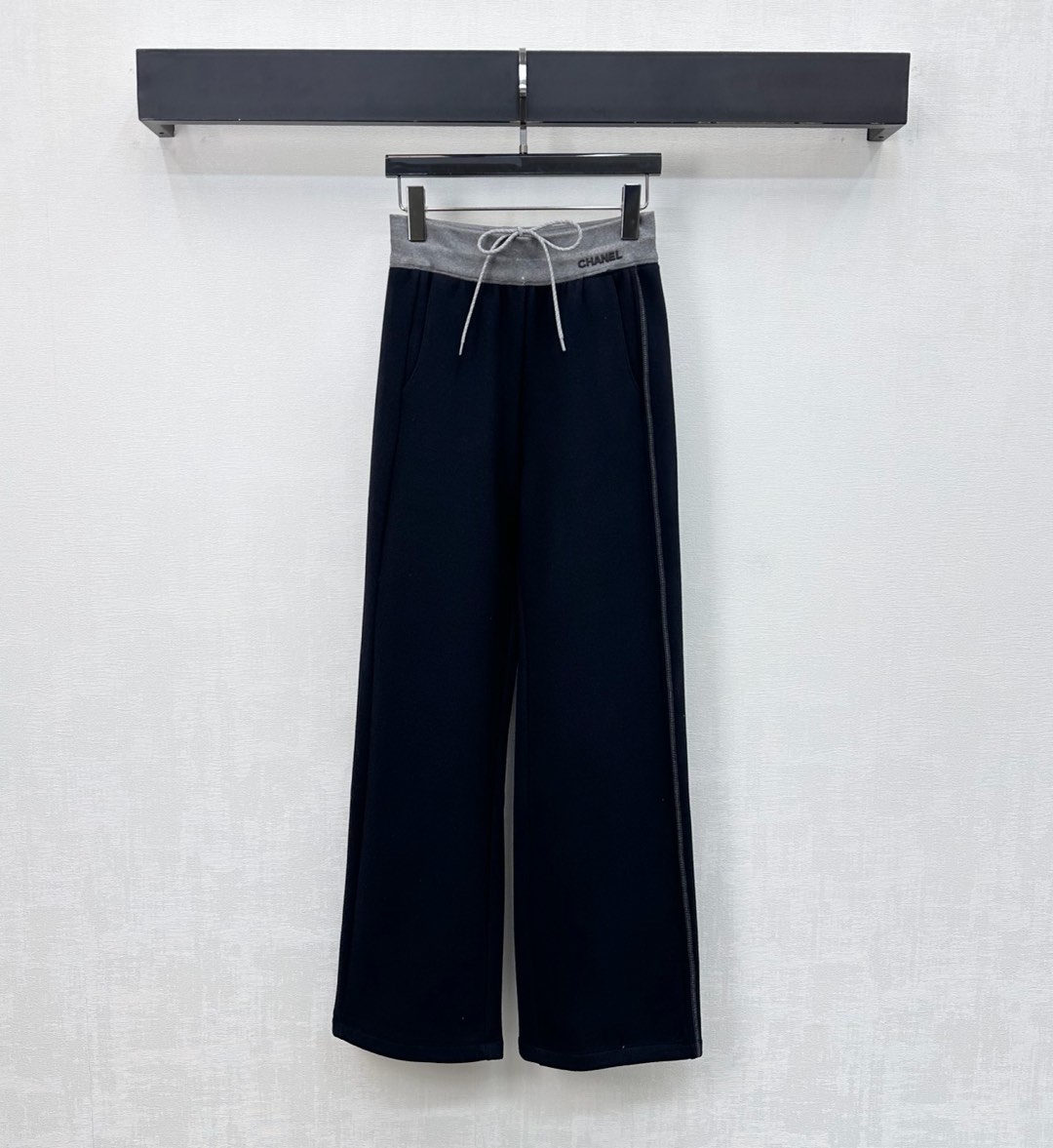 NO:608217,Chane*2025 new products are on the shelves. Drawstring casual trousers. Customized YB imported cotton material. Stiff and stylish. Drawstring adjustment along the waist and high-elastic contrast knitted design to add layering to the look. Iconic letter logo elements are embellished on the waist and hips to highlight the brand tone. Surface accessories development. High-waisted straight trousers cut. Simple and fashionable for daily wear. High version 2 colors,,chanel,alexander wang19860909Chane*2025新品上架 抽绳休闲长裤 定制YB进口棉纶材质 挺括有型 腰间沿用抽绳调节配合高弹力撞色针织设计 增添造型层次感 腰胯点缀标志性字母徽标元素 彰显品牌调性 面辅料开发 高腰直筒长裤版型剪裁 日常穿搭简约时尚  高版本2色,,chanel,alexander wang,Women's clothing
