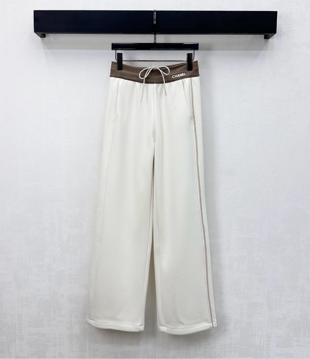 NO:608206,Chane*2025 new products are on the shelves. Drawstring wide-leg velvet trousers are made of YB imported brushed twill cotton material. Warm and comfortable. Contrast color elastic webbing splicing design at the waist adds layering to the look. The three-dimensional iconic letter logo is embellished to highlight the brand tone. Surface accessories development. Drawstring wide-leg trousers are cut. Casual matching and fashionable relaxation. High version 2 colors 36 38 40,,chanel,alexander wang19860909Chane*2025新品上架抽绳阔腿加绒长裤定制YB进口磨绒斜纹棉材质 保暖舒适 腰间撞色弹力织带拼接设计 增添造型层次感 立体标志性字母徽标点缀之上 彰显品牌调性 面辅料开发 抽绳阔腿长裤剪裁 随意搭配穿搭时髦松弛 高版本2色36 38 40,,chanel,alexander wang,Women's clothing