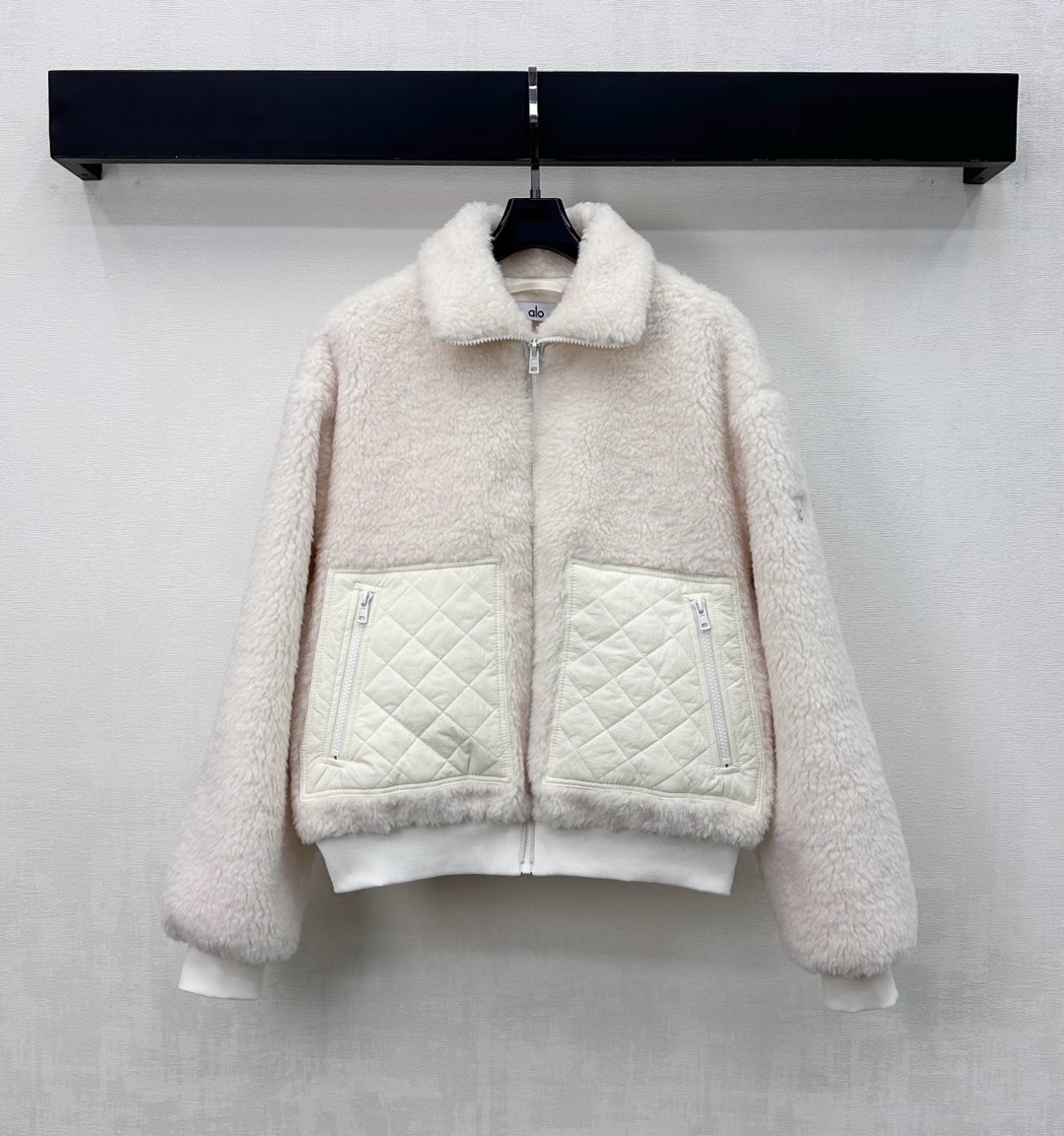 NO:608211,alo*2025 new arrival lamb wool rhombus jacket customized with YB imported nylon lamb wool material, comfortable texture, warm and fashionable. Ready-made garments are decorated with elastic knitted cuffs and hem. Designed with spliced rhombus texture to add layering to the look. Excellent wind and cold protection effect. Iconic letter logo decoration on the sleeve side to highlight the brand tone. Development of surface accessories. Lapel zipper jacket style tailoring. Must-have versatile style for autumn and winter. Fashionable and fashionable outfit.  High version 2 colors,,jackets & coats,alexander wang19860909alo*2025新品上架羊羔毛菱格外套定制YB进口尼龙羊羔毛材质 质感舒适 保暖时尚 成衣饰以弹力针织袖口下摆处理 配合拼接菱格纹理设计 增添造型层次感 防风御寒效果绝佳 袖侧点缀标志性字母徽标装饰 彰显品牌调性 面辅料开发 翻领拉链外套版型剪裁 秋冬必备百搭款式 穿搭时髦洋气  高版本2色,,jackets & coats,alexander wang,Women's clothing