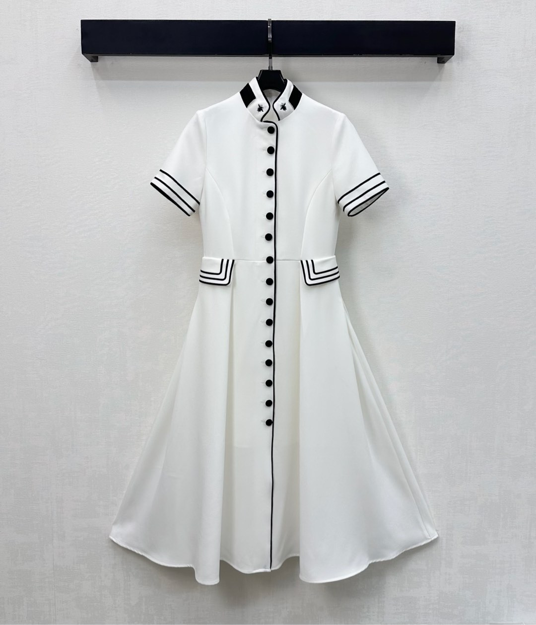 NO:607279,Dio*2025 new products are on the shelves. The stand-up collar short-sleeved dress is made of YB imported acetic acid material. It is draped, comfortable and stylish. The three-dimensional tailoring is combined with the contrasting stripe design of the cuff pockets to add layering to the look. The collar is embellished with the iconic bee embroidery logo decoration to highlight the brand tone. The development of fabric accessories. The stand-up collar short-sleeved dress is tailored to show luxurious taste for commuting and attending important occasions. High version, dior, skirts, T-shirt, alexander wang19860909Dio*2025新品上架立领短袖连衣裙定制YB进口醋酸材质 垂顺舒适有型 立体裁剪配合袖口口袋条纹撞色设计 增添造型层次感 领边点缀标志性蜜蜂刺绣徽标装饰 彰显品牌调性 面辅料开发 立领短袖连衣裙剪裁 通勤与出席重要场合展现奢华品味 高版本,,dior,skirts,T-shirt,alexander wang,Women's clothing