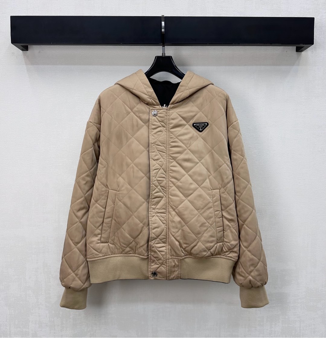 NO:608187,Prad*2025 new products are on the shelves. The double-sided hooded cotton jacket is made of YB imported windproof and waterproof nylon material. The craftsmanship is restored. The upgraded material improves the cold protection function in autumn and winter. The down cotton filling inside makes the whole piece light and warm. Use the zipper snap button adjustment to match the elasticity of the hem and cuffs for a more comfortable fit. Add a sense of layering to the look. Follow the reversible design. One side is simple and plain and the other is diamond embossed. The color of the reversible style can be changed as you like.  Suitable for more wearing occasions and personal styles. The chest is embellished with a metal triangle logo and a letter embroidered logo decoration to highlight the brand tone. Development of surface accessories. Hooded jacket tailoring successfully demonstrates quality and gets rid of dullness. It integrates warmth and fashion. High version. Double-sided, prada, jackets & coats, jackets & coats, down jacket, hats, alexander wang19860909Prad*2025新品上架双面连帽棉服外套定制YB进口防风防水尼龙材质 其工艺还原 升级材质提升秋冬御寒功能 内里羽绒棉填充 整件轻盈保暖 沿用拉链开襟按扣调节配合下摆袖口松紧更合身包容 增添造型层次感 沿用两面穿设计 一面简约素色一面菱格压纹 正反两穿款式颜色随心而变 适配更多穿搭场合和个人风格 胸口点缀一面金属三角标一面字母刺绣徽标装饰 彰显品牌调性 面辅料开发 连帽夹克外套版型剪裁 成功展现品质摆脱沉闷 集保暖与时髦一体 高版本 双面,,prada,jackets & coats,jackets & coats,down jacket,hats,alexander wang,Women's clothing