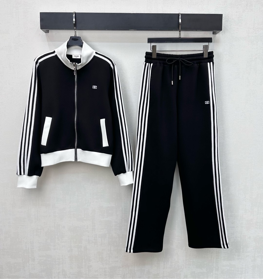 NO:608157,Celin*2025 new products are on the shelves. Webbing stand-up collar jacket and trousers suit is made of YB imported twill cotton. It is comfortable and stylish. The neckline extends to the cuffs and is decorated with contrasting webbing threaded edges to add layering to the look. The chest is decorated with the iconic Arc de Triomphe embroidery logo to highlight the brand's tone. Surface and accessories development. The stand-up collar zipper jacket is paired with the same series of drawstring straight trousers. The wide-leg version is inclusive of the body. The webbing logo on the side trouser legs echoes up and down.  Complete set of high-end fashion high version L,,celine,jackets & coats,alexander wang19860909Celin*2025新品上架织带立领外套长裤套装定制YB进口斜纹棉材质 舒适有型 领口延伸至袖口下摆点缀撞色织带螺纹包边处理 增添造型层次感 胸前点缀标志性凯旋门刺绣徽标装饰 彰显品牌调性 面辅料开发 立领拉链外套搭配同系列抽绳直筒长裤 阔腿版型包容身材 侧裤腿织带徽标上下呼应 成套穿搭高级时髦 高版本L,,celine,jackets & coats,alexander wang,Women's clothing