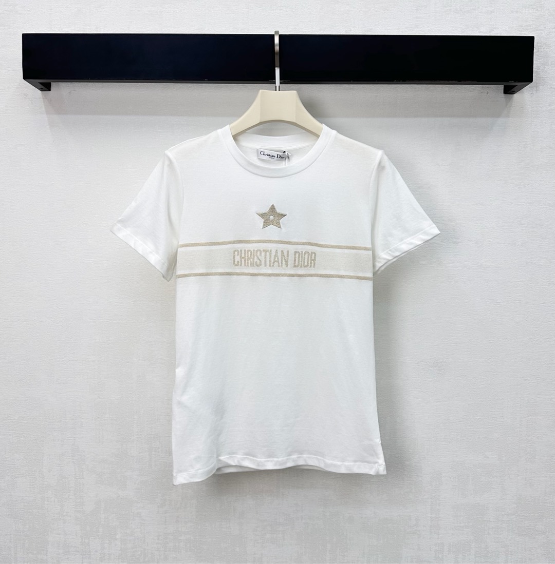 NO:608183,Dio*2025 new products are on the shelves. Round neck embroidery customized YB imported linen cotton material. Breathable and comfortable, full of texture. Contrast color stripe horizontal bar distribution on the chest. Embellished with embroidered letter logo and five-pointed star pattern CD element decoration. Highlight the brand tone. Development of surface accessories. Round neck short-sleeved T-shirt tailoring. Single wear and layering. Fashionable. High version 2 colors, dior, T-shirt, tees, t-shirt, alexander wang19860909Dio*2025新品上架圆领刺绣定制YB进口亚麻棉材质 透气舒适 质感十足 胸前撞色条纹横杠分布 点缀刺绣字母徽标和五角星图案CD元素装饰 彰显品牌调性 面辅料开发 圆领短袖T恤剪裁 单穿叠穿出彩时髦 高版本2色,,dior,T-shirt,tees，t-shirt,alexander wang,Women's clothing