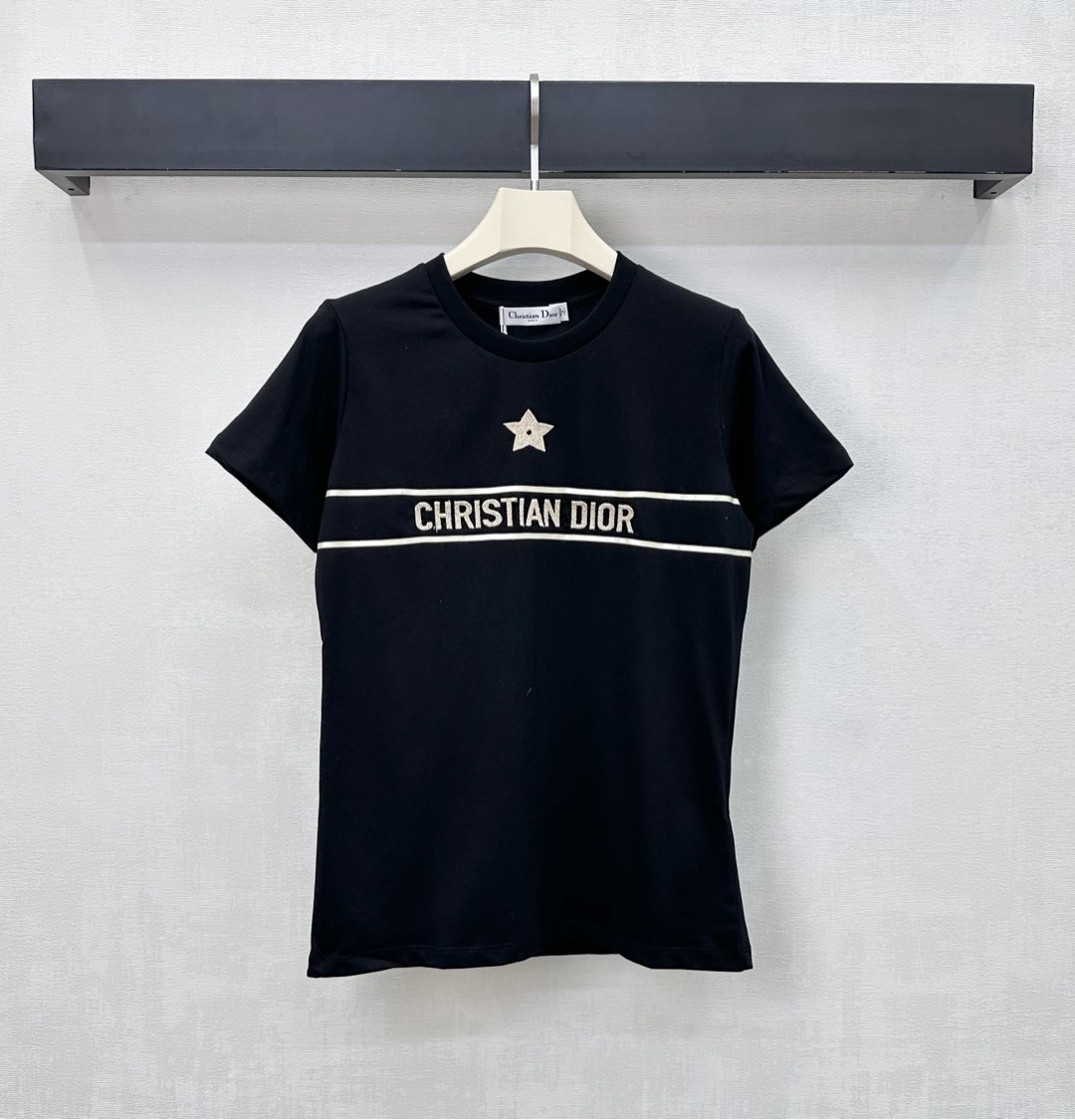 NO:608227,Dio*2025 new products are on the shelves. Round neck embroidery customized YB imported linen cotton material. Breathable and comfortable, full of texture. Contrast color stripe horizontal bar distribution on the chest. Embellished with embroidered letter logo and five-pointed star pattern CD element decoration. Highlight the brand tone. Development of surface accessories. Round neck short-sleeved T-shirt tailoring. Single wear and layering. Fashionable. High version 2 colors, dior, T-shirt, tees, t-shirt, alexander wang19860909Dio*2025新品上架圆领刺绣定制YB进口亚麻棉材质 透气舒适 质感十足 胸前撞色条纹横杠分布 点缀刺绣字母徽标和五角星图案CD元素装饰 彰显品牌调性 面辅料开发 圆领短袖T恤剪裁 单穿叠穿出彩时髦 高版本2色,,dior,T-shirt,tees，t-shirt,alexander wang,Women's clothing