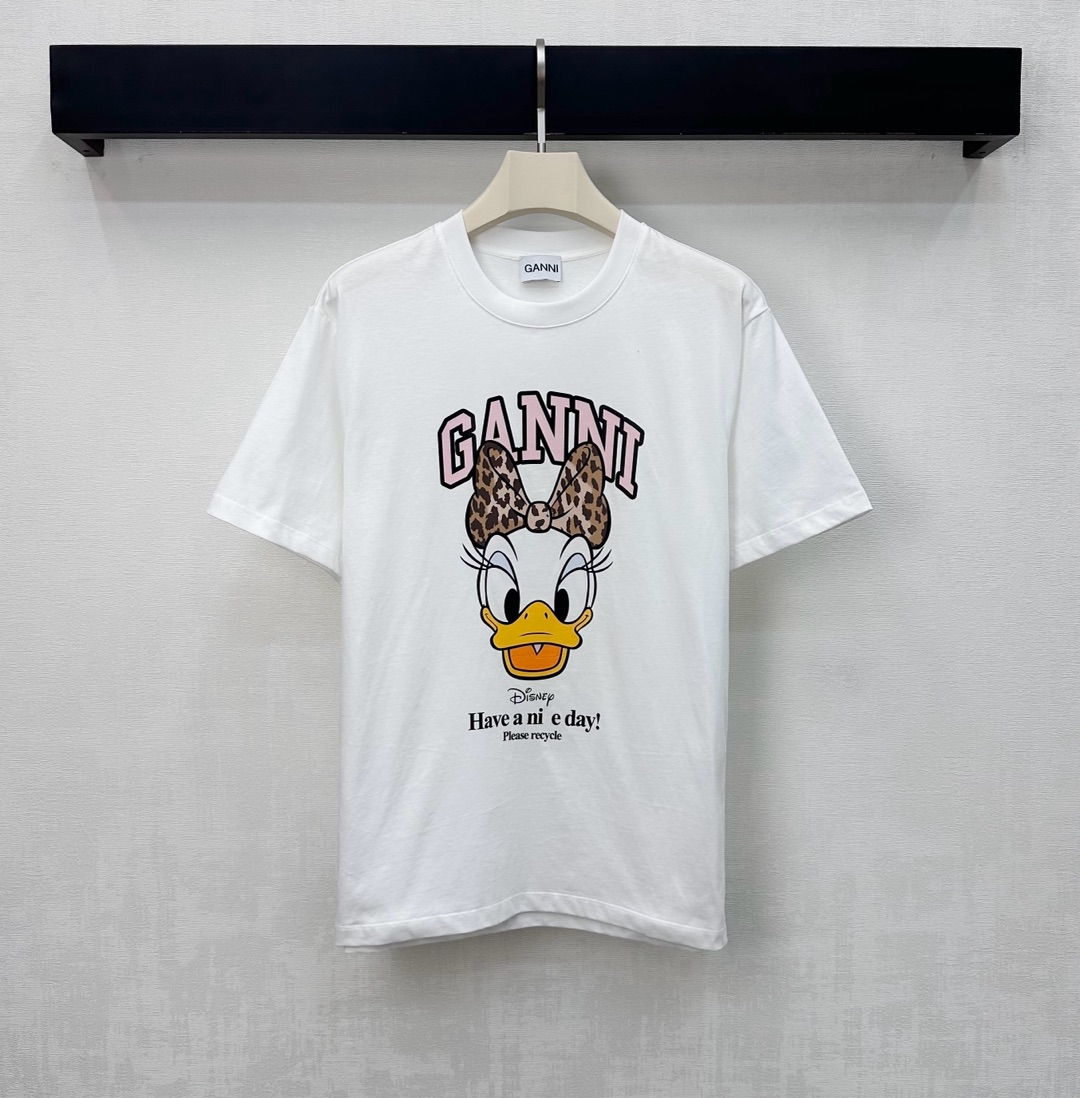 NO:609172,Gann*2025 new products are on the shelves Disney co-branded round neck customized YB imported twill cotton material Breathable and comfortable, full of texture Threaded hemming details are used on the neckline to add layering to the look Disney Donald Duck and iconic letter logo elements are embellished in the center of the chest to highlight the brand tone Development of surface accessories Regular round neck T-shirt tailoring Fashionable when worn alone High-end, tees, t-shirt, alexander wang19860909Gann*2025新品上架迪士尼联名款圆领定制YB进口斜纹棉材质 透气舒适 质感十足 领口沿用螺纹包边细节处理 增添造型层次感 胸前居中点缀迪士尼唐老鸭与标志性字母徽标元素 彰显品牌调性 面辅料开发 常规圆领T恤剪裁 单穿内穿出彩时髦  高版本,,tees，t-shirt,alexander wang,Women's clothing