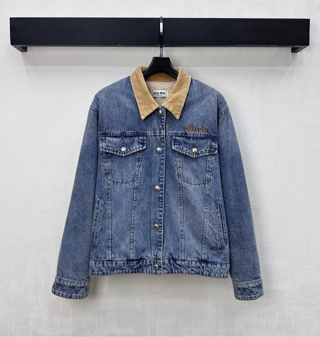 NO:608164,Miumi*2025 new arrivals Corduroy collar denim jacket made of YB imported twill cotton denim material. Retro denim washed blue lining and Teddy lamb velvet treatment on the outside. Warm, comfortable and cold-proof. Collar edge is designed with spliced corduroy contrasting color. Decorated with symmetrical flap pockets to add layering to the look. Iconic letter logo on the chest to highlight the brand tone. Development of surface accessories. Lapel jacket tailoring. Regular loose fit, fashionable and inclusive. Suitable for more occasions and styles.  High version,,miumiu,jackets & coats,jackets & coats,alexander wang19860909Miumi*2025新品上架灯芯绒领牛仔外套定制YB进口斜纹棉牛仔材质 外层复古牛仔水洗蓝内里泰迪羊羔绒处理 保暖舒适御寒 领边沿用拼接灯芯绒撞色设计 配合对称翻盖口袋装饰 增添造型层次感 胸口点缀标志性字母徽标 彰显品牌调性 面辅料开发 翻领夹克外套剪裁 常规宽松版型时尚包容 适配更多穿搭场合和风格   高版本,,miumiu,jackets & coats,jackets & coats,alexander wang,Women's clothing
