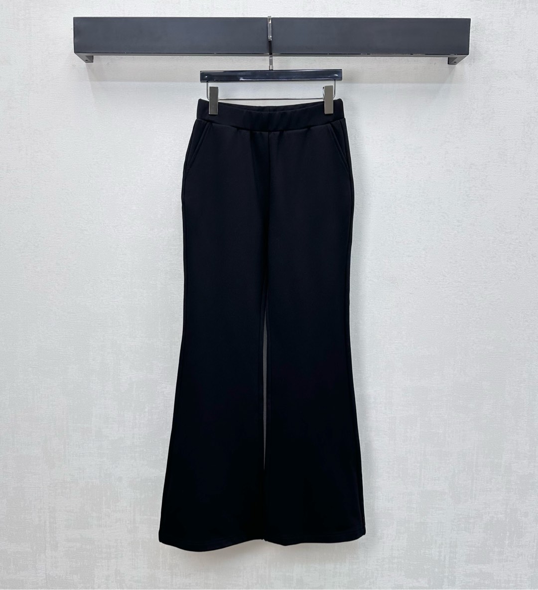 NO:608199,Ysl/Saint Laurent* 2025 new arrivals boot-cut stretch trousers, custom-made YB imported high-elastic material, thick and stylish, short velvet brushed lining, warm and comfortable, high-waisted double pocket version with boot-cut design on the trouser legs, adding layering to the look, iconic letter embroidery logo decoration on the back hip pockets, highlighting the brand tone, development of surface accessories, elastic waist, boot-cut trousers, casual and stylish, high version, saint  laurent,saint laurent,alexander wang19860909Ysl / Saint Laurent*2025新品上架微喇弹力长裤定制YB进口高弹力材质 厚实有型 内里短绒磨毛处理 保暖舒适 高腰双插兜版型配合裤腿微喇裁剪设计 增添造型层次感 后臀口袋处点缀标志性字母刺绣徽标装饰 彰显品牌调性 面辅料开发 松紧腰微喇长裤剪裁 随意搭配穿搭简约时髦洋气  高版本,,saint laurent,saint laurent,alexander wang,Women's clothing