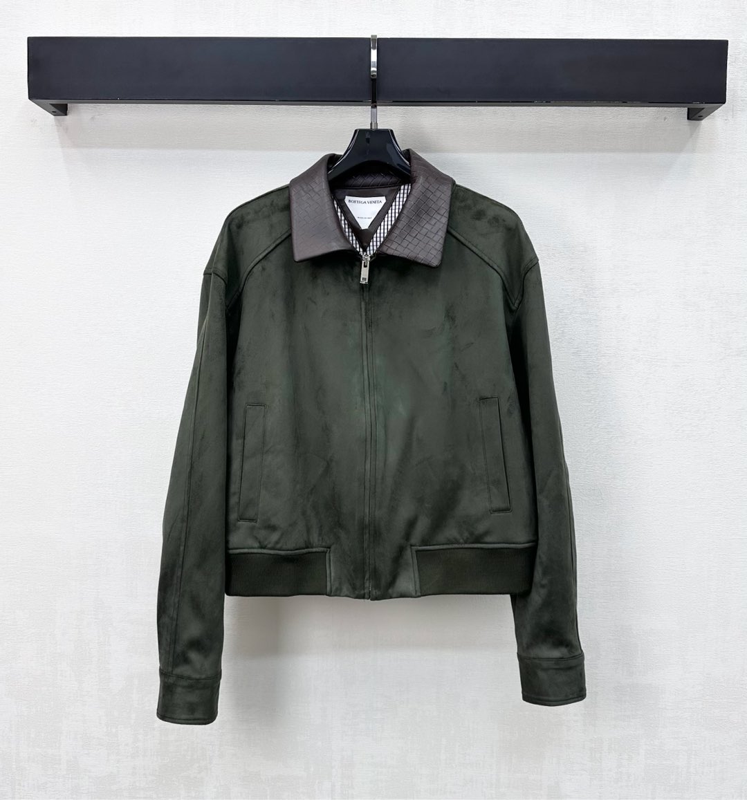 NO:607287,BV*2025 new arrival leather collar jacket, made of imported YB material. Stiff and stylish. Use the zipper to adjust and the elastic narrowing design of the hem to add layering to the look. The inner lining is fully covered with black and white plaid embellished with the iconic woven leather collar splicing decoration. Highlighting the brand tone. Development of surface accessories. Lapel jacket and jacket tailoring. Casual and fashionable. High version,,bottega veneta,jackets & coats,jackets &  coats,alexander wang19860909BV*2025新品上架皮领夹克外套定制YB进口材质 挺括有型 沿用开襟拉链调节配合下摆螺纹弹力收窄设计 增添造型层次感 内衬满铺黑白格纹点缀标志性编织皮革领拼接装饰 彰显品牌调性 面辅料开发 翻领夹克外套版型剪裁 随意外搭出彩时髦  高版本,,bottega veneta,jackets & coats,jackets & coats,alexander wang,Women's clothing