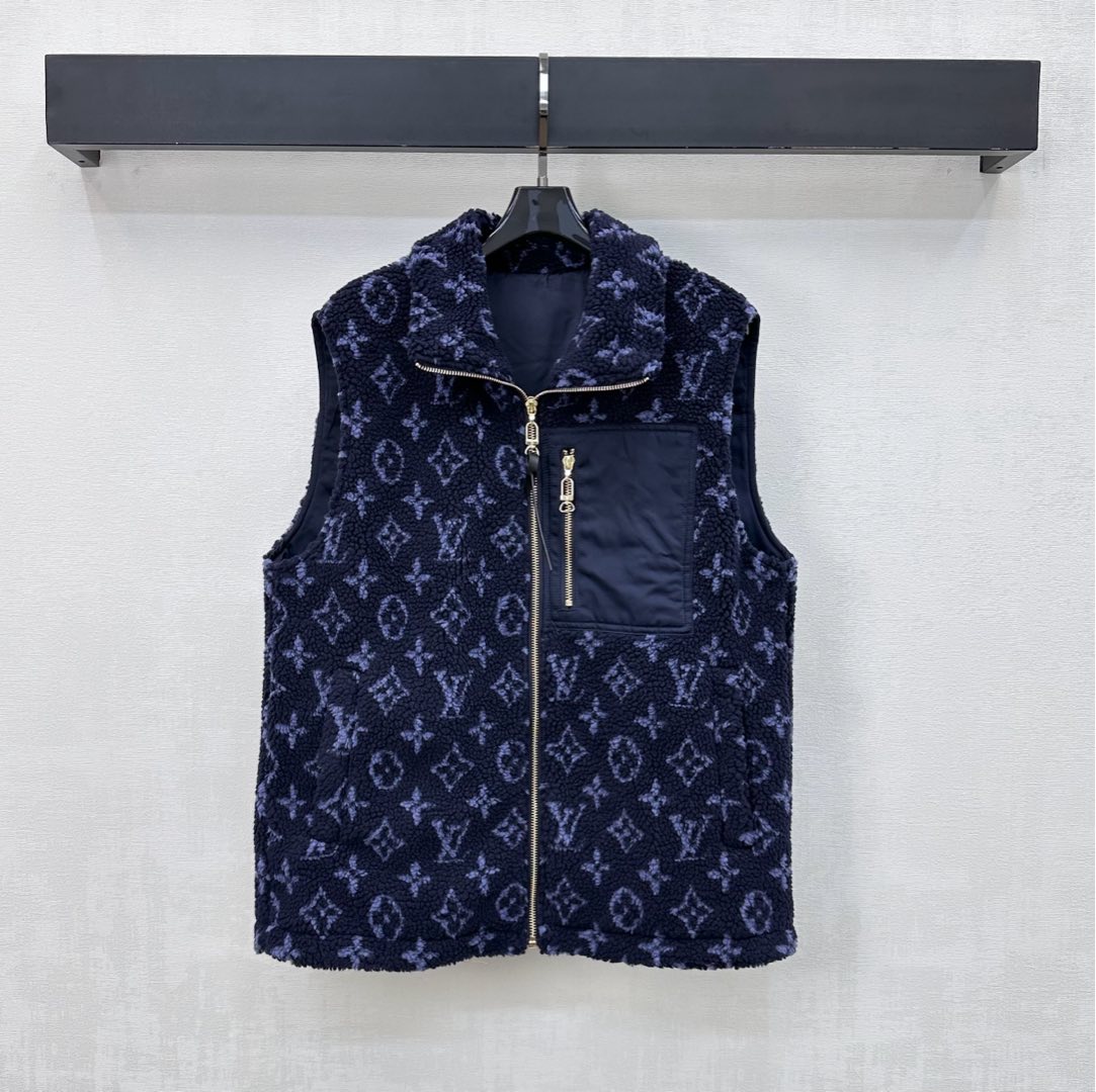 NO:607296,Louis Vuitto*2025 new products are on the shelves. The lapel Teddy lamb vest is made of YB imported Teddy lamb wool. It is made of sufficient wool to prevent wind and cold. The outer layer of lambswool fabric with obvious grain is thick and warm. It is matched with the iconic four-leaf clover letter jacquard element to highlight the brand tone. The unilateral stitching nylon zipper pocket design on the chest adds a sense of layering. Surface accessories development. Lapel zipper vest tailoring. High-end fashion for autumn and winter layering. High version, Louis  vuitton,alexander wang19860909Louis Vuitto*2025新品上架翻领泰迪羊羔马甲定制YB进口泰迪羊羔毛材质 毛量充足防风御寒 外层颗粒明显羊羔绒面料厚实保暖 配合满铺标志性四叶草字母提花元素 彰显品牌调性 胸前单侧拼接尼龙拉链口袋设计 增添造型层次感 面辅料开发 翻领拉链马甲剪裁 秋冬叠穿高级时髦 高版本,,louis vuitton,alexander wang,Women's clothing