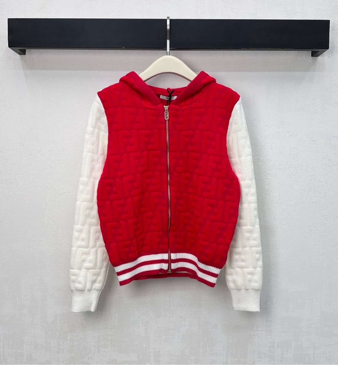 NO:609198,Fend*2025 new products are on the shelves. The hooded jacquard knitted jacket is made of imported YB wool. It has a comfortable texture and is lightweight and warm. The sleeves are stitched with contrasting colors to collide with the body to enrich the visual effect. Add a sense of layering to the look. The iconic double F letter jacquard logo elements are all over the body to highlight the brand tone. Surface accessories development. Hooded zipper jacket style tailoring. Fashion trend for daily commuting. High version 2 colors, fendi, jackets & coats, hats, alexander wang19860909Fend*2025新品上架连帽提花针织外套定制YB进口羊毛材质 质感舒适 轻盈保暖 手袖沿用拼接撞色处理 与大身碰撞丰富视觉效果 增添造型层次感 通体满铺标志性双F字母提花徽标元素 彰显品牌调性 面辅料开发 连帽拉链外套版型剪裁 日常通勤时尚潮流  高版本2色,,fendi,jackets & coats,hats,alexander wang,Women's clothing