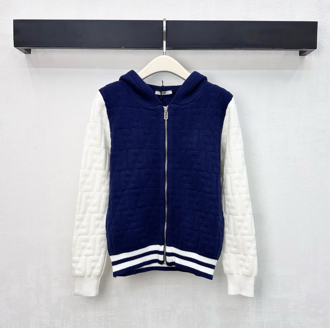 NO:609182,Fend*2025 new products are on the shelves. The hooded jacquard knitted jacket is made of imported YB wool. It has a comfortable texture and is lightweight and warm. The sleeves are stitched with contrasting colors to collide with the body to enrich the visual effect. Add a sense of layering to the look. The iconic double F letter jacquard logo elements are all over the body to highlight the brand tone. Surface accessories development. Hooded zipper jacket style tailoring. Fashion trend for daily commuting. High version 2 colors, fendi, jackets & coats, hats, alexander wang19860909Fend*2025新品上架连帽提花针织外套定制YB进口羊毛材质 质感舒适 轻盈保暖 手袖沿用拼接撞色处理 与大身碰撞丰富视觉效果 增添造型层次感 通体满铺标志性双F字母提花徽标元素 彰显品牌调性 面辅料开发 连帽拉链外套版型剪裁 日常通勤时尚潮流  高版本2色,,fendi,jackets & coats,hats,alexander wang,Women's clothing