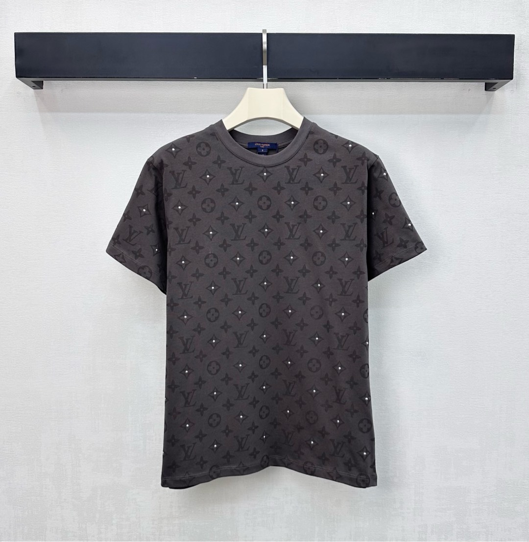 NO:608235,Louis Vuitto*2025 new products are on the shelves. Round neck beading printing. Customized YB imported cotton material. Breathable and comfortable. Full texture. The iconic four-leaf clover letter logo element is printed all over the body to highlight the brand tone. Jacquard. Interspersed with willow beading decoration to add layering to the look. Surface accessories development. Round neck short-sleeved T-shirt tailoring. Stylish when worn alone. High version 2 colors, Louis Vuitto  vuitton,T-shirt,tees,t-shirt,alexander wang19860909Louis Vuitto*2025新品上架圆领钉珠印花定制YB进口全棉材质 透气舒适 质感十足 通体满印标志性四叶草字母徽标元素 彰显品牌调性 提花 穿插点缀柳丁钉珠装饰 增添造型层次感 面辅料开发 圆领短袖T恤剪裁 单穿内搭出彩时髦  高版本2色,,louis vuitton,T-shirt,tees，t-shirt,alexander wang,Women's clothing