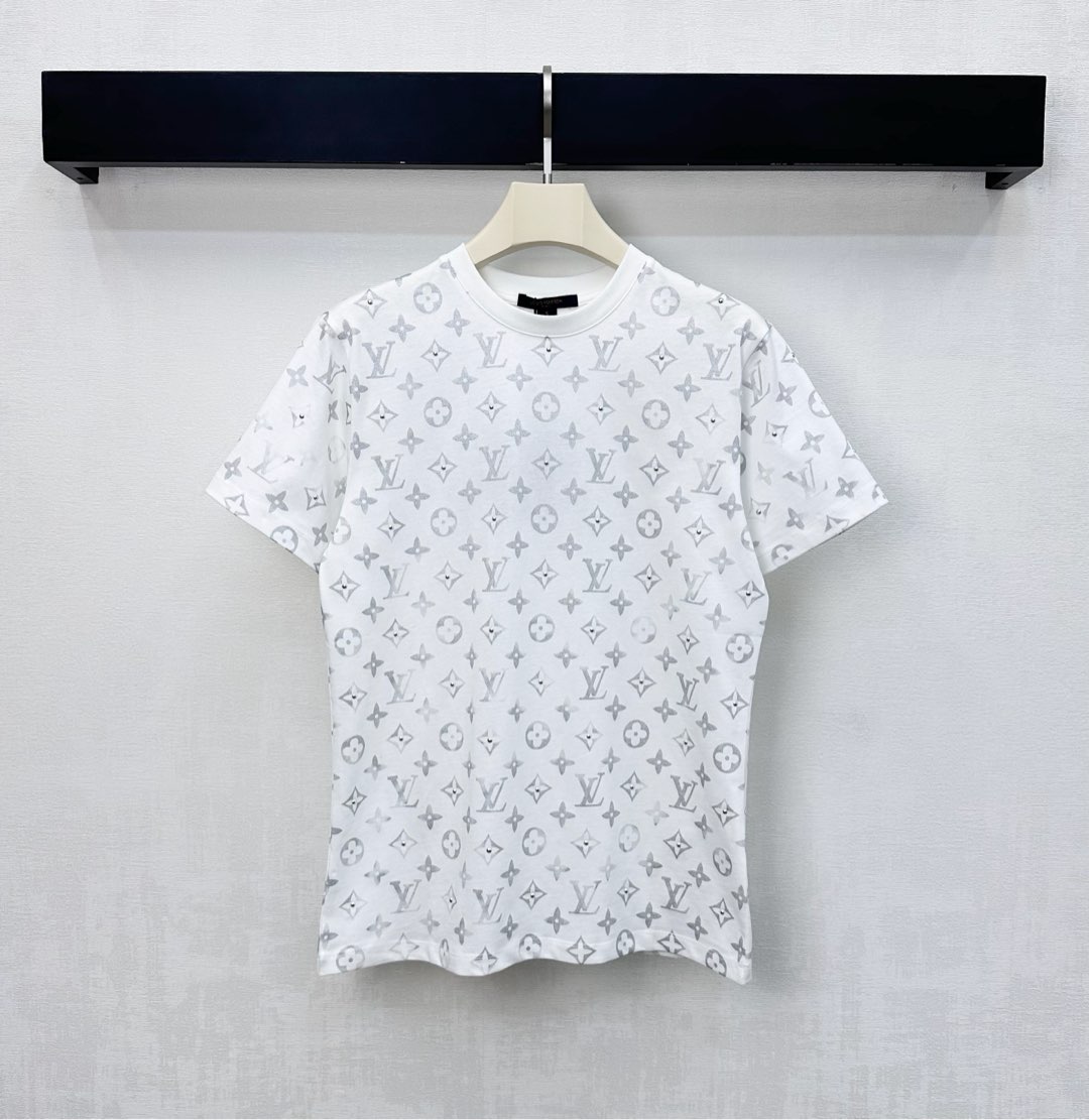 NO:608243,Louis Vuitto*2025 new products are on the shelves. Round neck beading printing. Customized YB imported cotton material. Breathable and comfortable. Full texture. The iconic four-leaf clover letter logo element is printed all over the body to highlight the brand tone. Jacquard. Interspersed with willow beading decoration to add layering to the look. Surface accessories development. Round neck short-sleeved T-shirt tailoring. Stylish when worn alone. High version 2 colors, Louis Vuitto  vuitton,T-shirt,tees,t-shirt,alexander wang19860909Louis Vuitto*2025新品上架圆领钉珠印花定制YB进口全棉材质 透气舒适 质感十足 通体满印标志性四叶草字母徽标元素 彰显品牌调性 提花 穿插点缀柳丁钉珠装饰 增添造型层次感 面辅料开发 圆领短袖T恤剪裁 单穿内搭出彩时髦  高版本2色,,louis vuitton,T-shirt,tees，t-shirt,alexander wang,Women's clothing