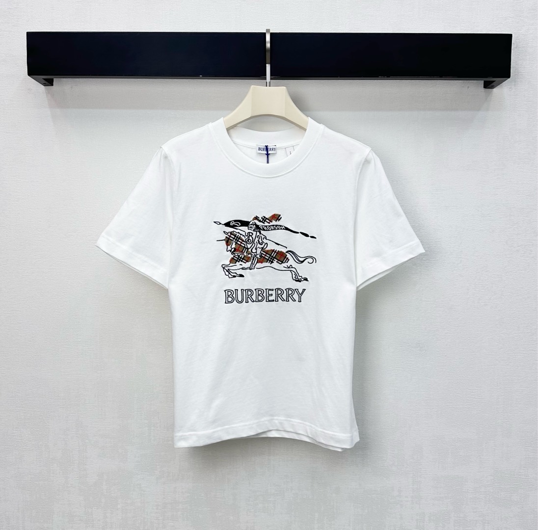 NO:608218,Bur BBR*2025 new products are on the shelves. Round neck embroidered war horse customized YB imported raw cotton material. Breathable and comfortable, full of texture. Classic plaid embroidered war horse logo pattern on the chest to highlight the brand tone. Development of surface accessories. Round neck short-sleeved T-shirt tailoring. Outstanding and fashionable when worn alone. High version 3 colors, burberry, T-shirt, tees, t-shirt, alexander wang19860909Bur BBR*2025新品上架圆领刺绣战马定制YB进口原生全棉材质 透气舒适 质感十足 胸前点缀经典格纹刺绣战马徽标图案 彰显品牌调性 面辅料开发 圆领短袖T恤剪裁 单穿内搭出彩时髦 高版本3色,,burberry,T-shirt,tees，t-shirt,alexander wang,Women's clothing