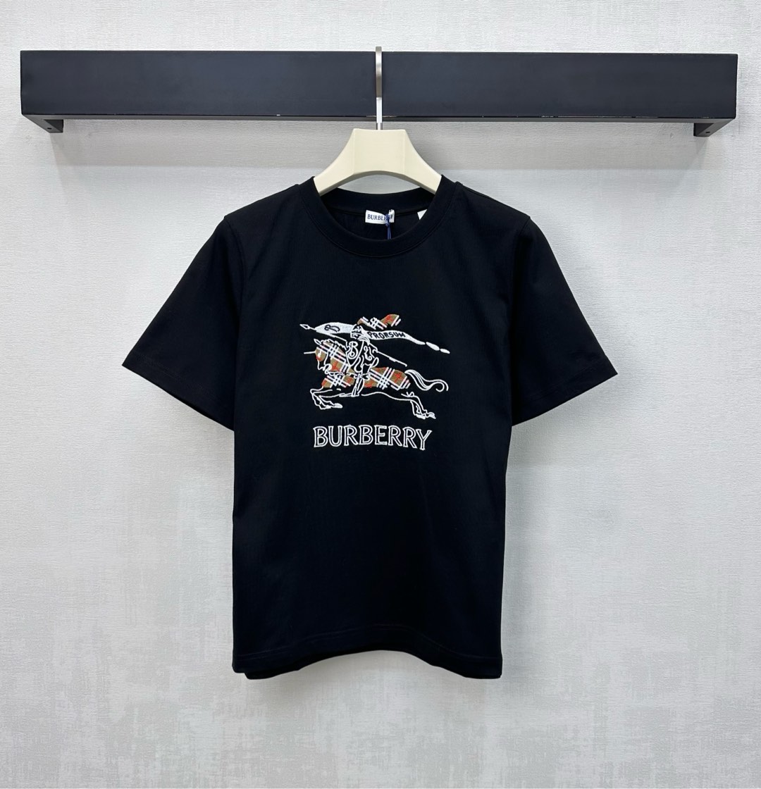 NO:608228,Bur BBR*2025 new products are on the shelves. Round neck embroidered war horse customized YB imported raw cotton material. Breathable and comfortable, full of texture. Classic plaid embroidered war horse logo pattern on the chest to highlight the brand tone. Development of surface accessories. Round neck short-sleeved T-shirt tailoring. Outstanding and fashionable when worn alone. High version 3 colors, burberry, T-shirt, tees, t-shirt, alexander wang19860909Bur BBR*2025新品上架圆领刺绣战马定制YB进口原生全棉材质 透气舒适 质感十足 胸前点缀经典格纹刺绣战马徽标图案 彰显品牌调性 面辅料开发 圆领短袖T恤剪裁 单穿内搭出彩时髦 高版本3色,,burberry,T-shirt,tees，t-shirt,alexander wang,Women's clothing