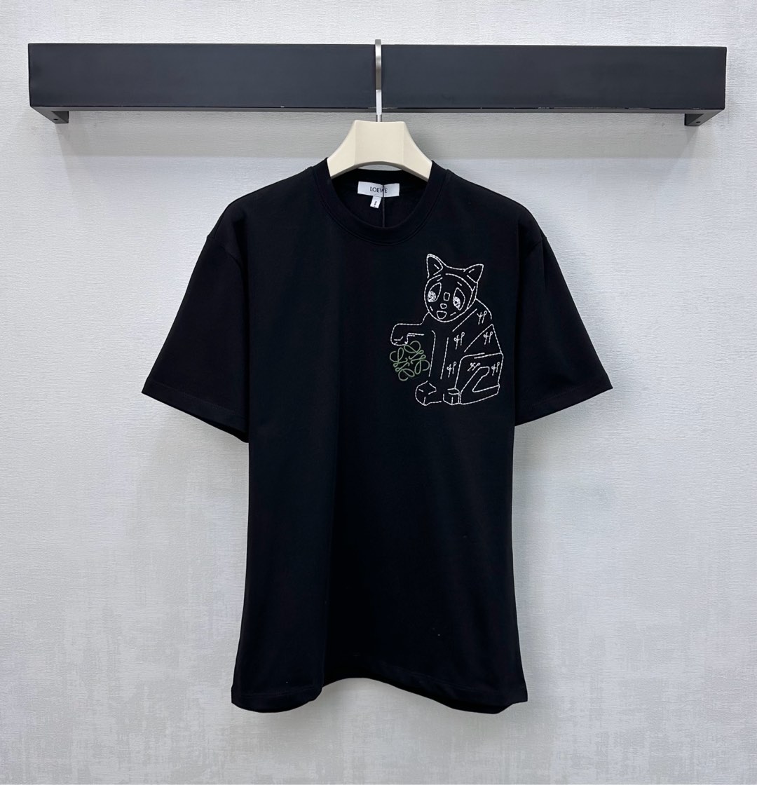 NO:609214,Loew*2025 new products are on the shelves. Round neck embroidered cat customized YB imported cotton material. Breathable, comfortable and full of texture. The front of the chest is embroidered with a kitten playing totem embroidery logo to highlight the brand tone. Development of surface accessories. Loose short-sleeved T-shirt tailoring. Outstanding and fashionable when worn alone. High version 2 colors L, loewe, T-shirt, tees, t-shirt, alexander wang19860909Loew*2025新品上架圆领刺绣猫咪定制YB进口全棉材质 透气舒适 质感十足 胸前沿用刺绣工艺勾勒出小猫玩耍图腾刺绣徽标 彰显品牌调性 面辅料开发 宽松短袖T恤剪裁 单穿内搭出彩时髦  高版本2色L,,loewe,T-shirt,tees，t-shirt,alexander wang,Women's clothing