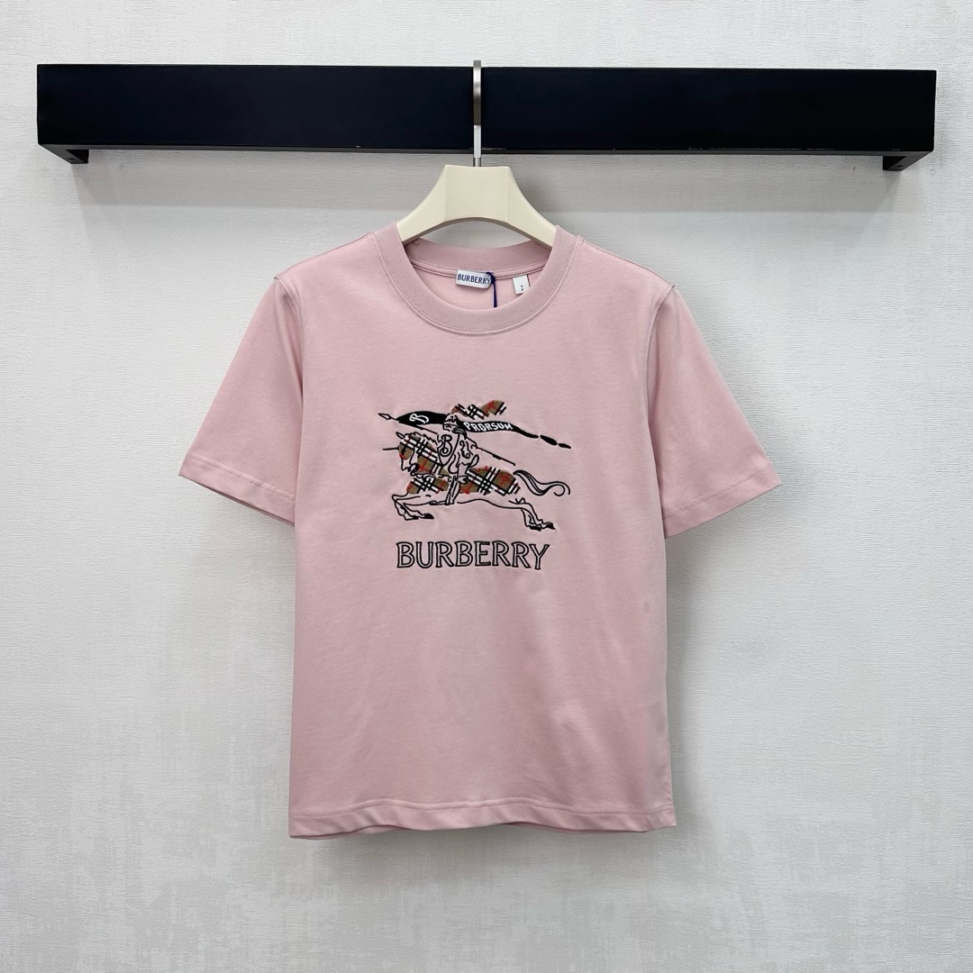 NO:608207,Bur BBR*2025 new products are on the shelves. Round neck embroidered war horse customized YB imported raw cotton material. Breathable and comfortable, full of texture. Classic plaid embroidered war horse logo pattern on the chest to highlight the brand tone. Development of surface accessories. Round neck short-sleeved T-shirt tailoring. Outstanding and fashionable when worn alone. High version 3 colors, burberry, T-shirt, tees, t-shirt, alexander wang19860909Bur BBR*2025新品上架圆领刺绣战马定制YB进口原生全棉材质 透气舒适 质感十足 胸前点缀经典格纹刺绣战马徽标图案 彰显品牌调性 面辅料开发 圆领短袖T恤剪裁 单穿内搭出彩时髦 高版本3色,,burberry,T-shirt,tees，t-shirt,alexander wang,Women's clothing