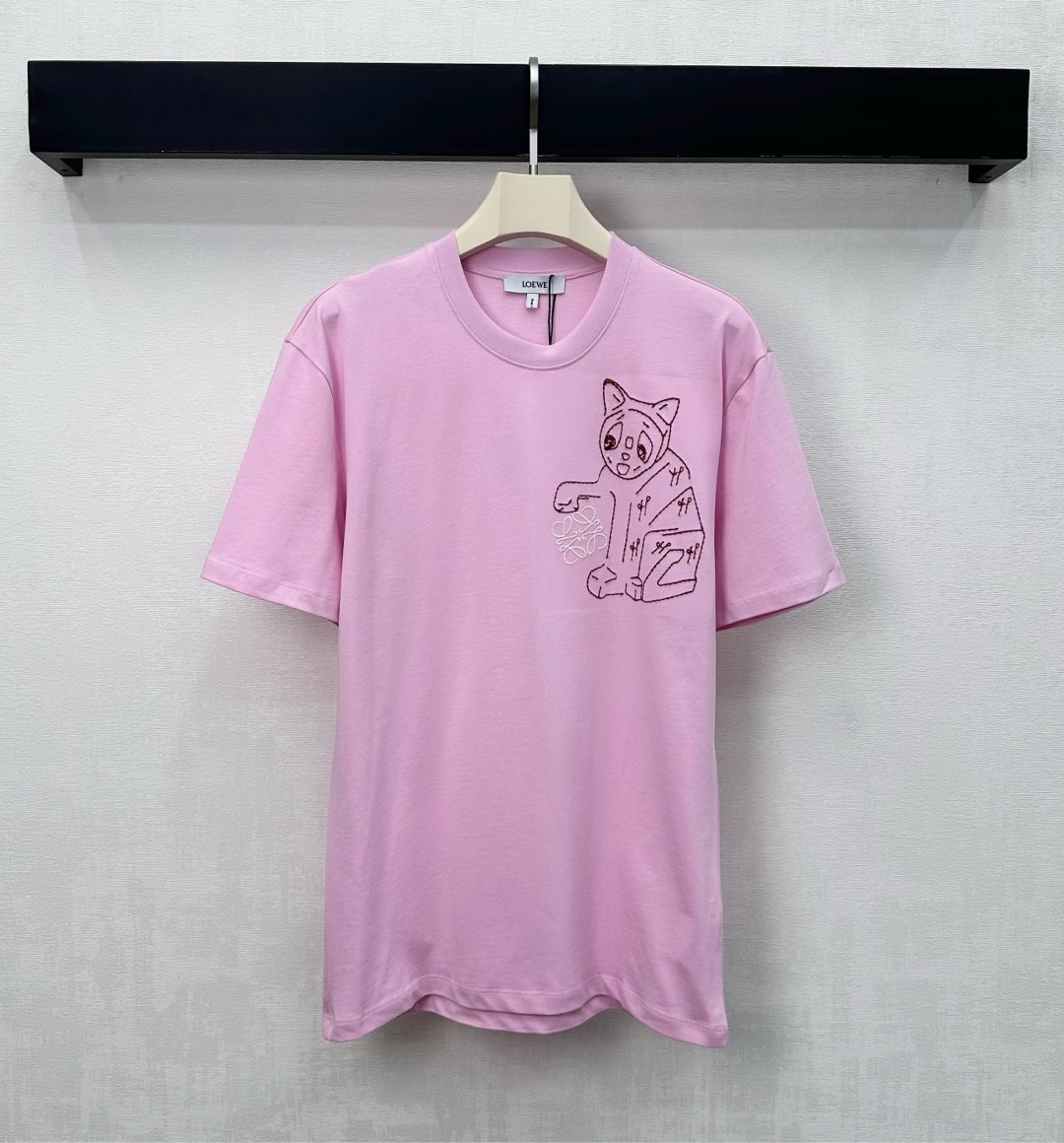 NO:609204,Loew*2025 new products are on the shelves. Round neck embroidered cat customized YB imported cotton material. Breathable, comfortable and full of texture. The front of the chest is embroidered to outline the embroidered logo of the kitten playing totem. Highlight the brand tone. Development of surface accessories. Loose short-sleeved T-shirt cut. Outstanding and fashionable when worn alone. High version 2 colors, loewe, T-shirt, tees, t-shirt, alexander wang19860909Loew*2025新品上架圆领刺绣猫咪定制YB进口全棉材质 透气舒适 质感十足 胸前沿用刺绣工艺勾勒出小猫玩耍图腾刺绣徽标 彰显品牌调性 面辅料开发 宽松短袖T恤剪裁 单穿内搭出彩时髦  高版本2色,,loewe,T-shirt,tees，t-shirt,alexander wang,Women's clothing