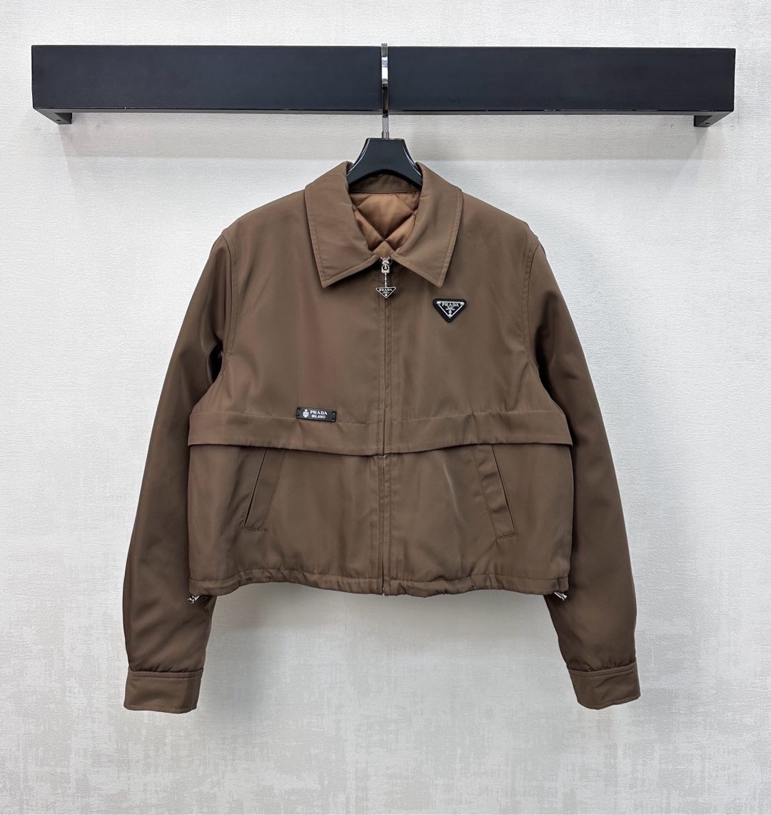 NO:609233,Prad*2025 new products are on the shelves. The lapel zipper cotton jacket is made of YB imported nylon material. The inner lining is treated with rhombus cotton. The whole piece is lightweight and warm, and has excellent wind and cold protection. The iconic metal triangle logo on the chest and the letter leather label on the waist are decorated to highlight the brand's tone. The waistline is cut and symmetrical pockets are designed to add layering to the look. Surface accessories are developed. The lapel zipper jacket is cut and can be paired with skirts from the same series. It is more neat and fashionable, creating a brand exclusive casual style.  High version 2 colors,,prada,skirts,jackets & coats,jackets & coats,alexander wang19860909Prad*2025新品上架翻领拉链棉服外套定制YB进口尼龙材质 内里菱格衔棉处理 整件轻盈保暖 防风御寒效果绝佳 胸前点缀标志性金属三角徽标与腰侧字母皮标装饰 彰显品牌调性 腰线分割裁剪对称口袋设计 增添造型层次感 面辅料开发 翻领拉链夹克外套剪裁 可搭配同系列半裙 更显利落时尚感 打造品牌专属休闲风格 高版本2色,,prada,skirts,jackets & coats,jackets & coats,alexander wang,Women's clothing