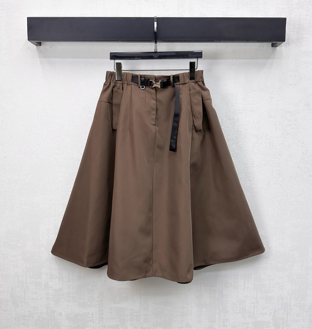 NO:609223,Prad*2025 new product launch belt, mid-length pleated skirt, customized YB imported nylon material, glossy and comfortable, high-quality texture, smooth and smooth cutting, iconic letter leather label decoration on the back waist, highlighting the brand's tone, elastic waistband with buckle webbing adjustment design, adding layering to the look, surface accessories development, high-waisted pleated skirt style tailoring, can be matched with the same series of jackets, intimate and moderate length to expose the slim waist and calves, more neat and fashionable, create the brand's exclusive casual style  High version 2 colors,,prada,skirts,jackets & coats,alexander wang19860909Prad*2025新品上架腰带中长压褶半裙定制YB进口尼龙材质 光泽舒适 质感上乘 裁剪垂顺流畅 后腰侧点缀标志性字母皮标装饰 彰显品牌调性 弹力腰头配合卡扣织带调节设计 增添造型层次感 面辅料开发 高腰压褶半裙版型剪裁 可搭配同系列夹克 贴心适中长度露出纤腰小腿 更显利落时尚感 打造品牌专属休闲风格   高版本2色,,prada,skirts,jackets & coats,alexander wang,Women's clothing