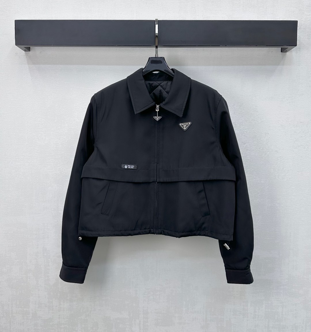 NO:609243,Prad*2025 new products are on the shelves. The lapel zipper cotton jacket is made of YB imported nylon material. The inner lining is treated with rhombus cotton. The whole piece is lightweight and warm, and has excellent wind and cold protection. The iconic metal triangle logo on the chest and the letter leather label on the waist are decorated to highlight the brand's tone. The waistline is cut and symmetrical pockets are designed to add layering to the look. Surface accessories are developed. The lapel zipper jacket is cut and can be paired with skirts from the same series. It is more neat and fashionable, creating a brand exclusive casual style.  High version 2 colors,,prada,skirts,jackets & coats,jackets & coats,alexander wang19860909Prad*2025新品上架翻领拉链棉服外套定制YB进口尼龙材质 内里菱格衔棉处理 整件轻盈保暖 防风御寒效果绝佳 胸前点缀标志性金属三角徽标与腰侧字母皮标装饰 彰显品牌调性 腰线分割裁剪对称口袋设计 增添造型层次感 面辅料开发 翻领拉链夹克外套剪裁 可搭配同系列半裙 更显利落时尚感 打造品牌专属休闲风格 高版本2色,,prada,skirts,jackets & coats,jackets & coats,alexander wang,Women's clothing