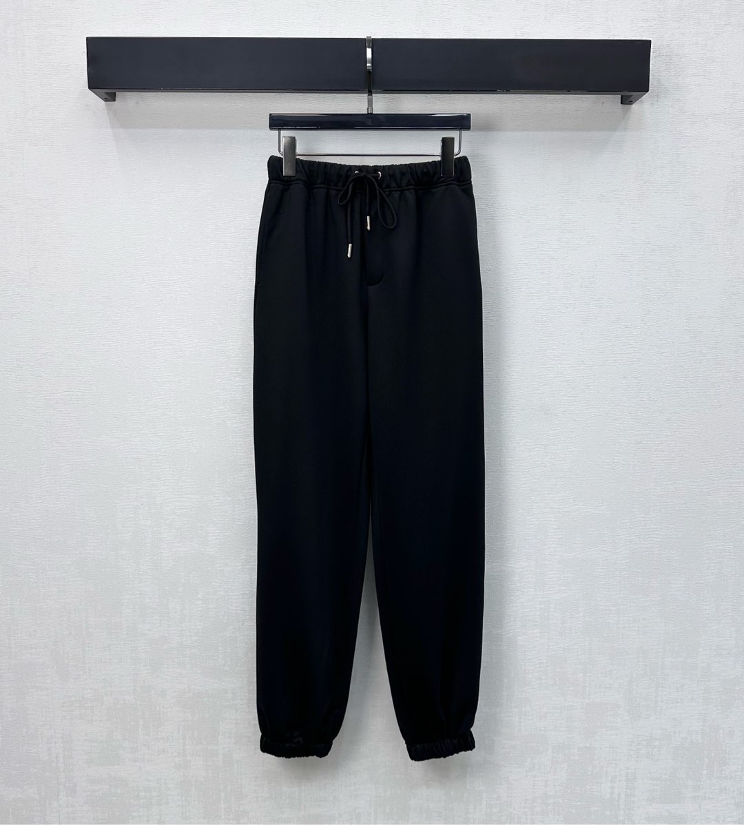 NO:609190,Fend*2025 new arrivals drawstring leggings trousers, customized YB imported twill cotton material, comfortable and stylish, elastic waist drawstring adjustment design, matched with leggings narrowing processing, adding layering to the look, engraved zipper pocket decoration on the rear hip, highlighting the brand tone, development of surface accessories, leggings jogging trousers cut, more casual and fashionable, high version 2 colors,,alexander wang19860909Fend*2025新品上架抽绳束脚长裤定制YB进口斜纹全棉材质 垂顺舒适有型 弹力松紧腰身抽绳调节设计 配合束脚收窄处理 增添造型层次感 后臀刻印拉链口袋装饰 彰显品牌调性 面辅料开发 束脚慢跑长裤剪裁 穿搭更为休闲时髦  高版本2色,,alexander wang,Women's clothing