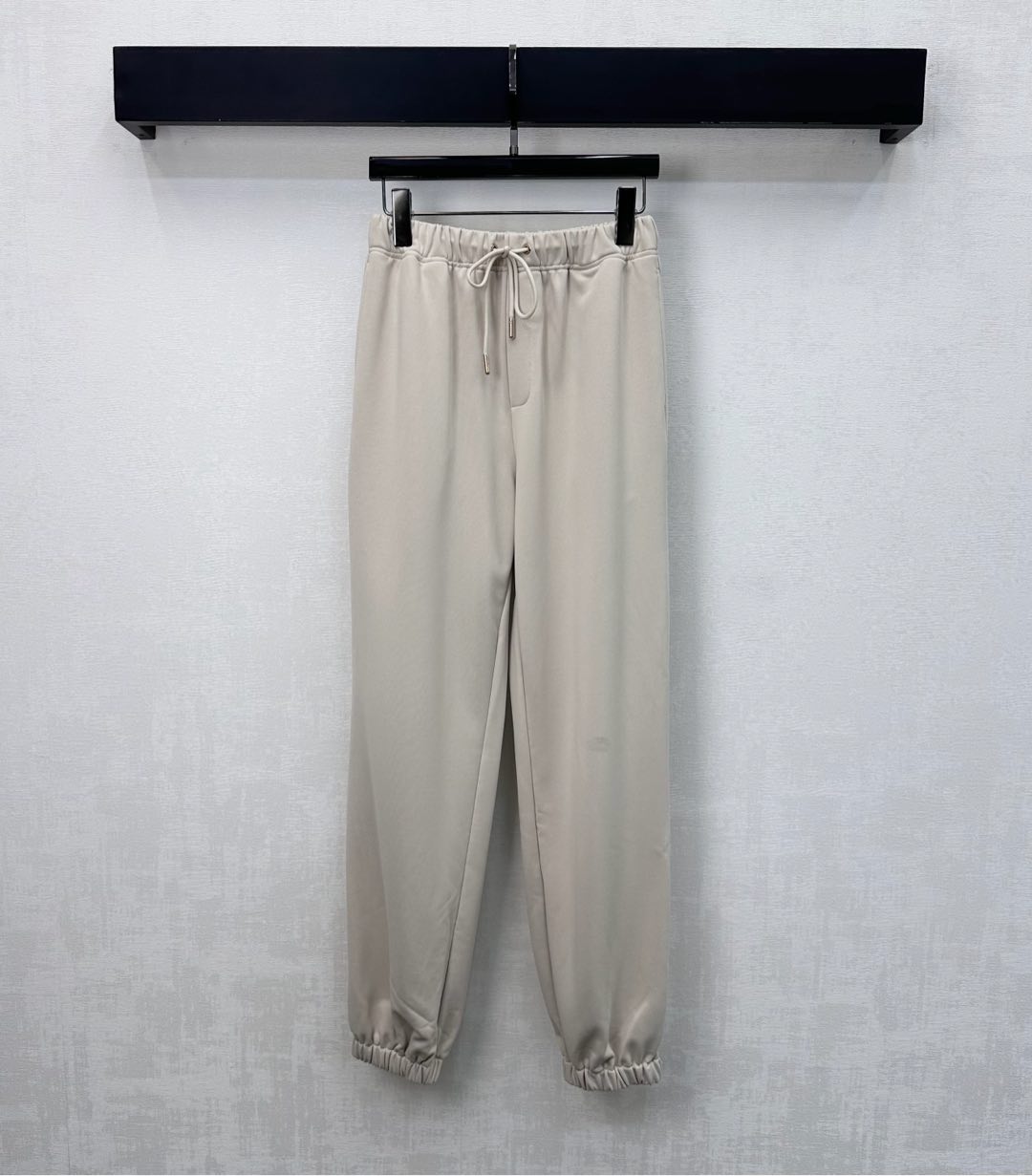 NO:609177,Fend*2025 new arrivals drawstring leggings trousers, customized YB imported twill cotton material, comfortable and stylish, elastic waist drawstring adjustment design, combined with leggings narrowing processing, adding layering to the look, zipper pocket decoration on the rear hip to highlight the brand tone, development of surface accessories, leggings jogging trousers cut, more casual and fashionable, high version 2 colors, fendi, alexander wang19860909Fend*2025新品上架抽绳束脚长裤定制YB进口斜纹全棉材质 垂顺舒适有型 弹力松紧腰身抽绳调节设计 配合束脚收窄处理 增添造型层次感 后臀刻印拉链口袋装饰 彰显品牌调性 面辅料开发 束脚慢跑长裤剪裁 穿搭更为休闲时髦  高版本2色,,fendi,alexander wang,Women's clothing