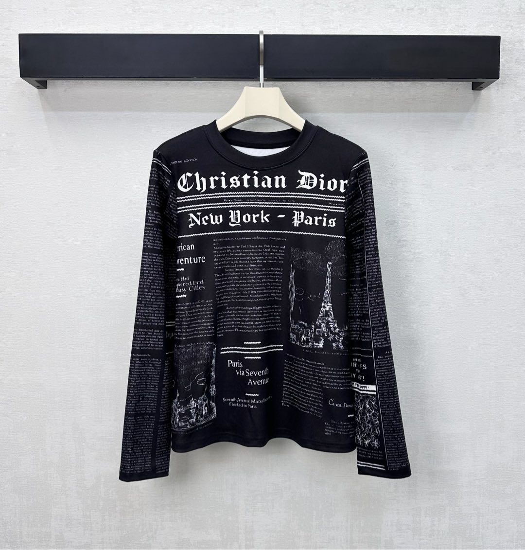 NO:609145,Dio*2025 new arrivals. Round neck printed bottom shirt. Customized YB imported high-elastic material. Short velvet brushing treatment on the inside. Warm and comfortable. Regular fit with threaded collar processing. Adds layering to the look. All-over printed letter logo and hand-painted street scene pictorial pattern. Highlight the brand tone. Development of surface accessories. Round neck long-sleeved bottoming tailoring. The outfit looks slim and advanced. High version 2 colors, dior, alexander wang19860909Dio*2025新品上架圆领印花打底衫定制YB进口高弹材质 内里短绒磨毛处理 保暖舒适 常规版型配合领口螺纹包边处理 增添造型层次感 满印花体字母徽标与手绘感街景画报图案 彰显品牌调性 面辅料开发 圆领长袖打底剪裁 穿搭显瘦高级 高版本2色,,dior,alexander wang,Women's clothing