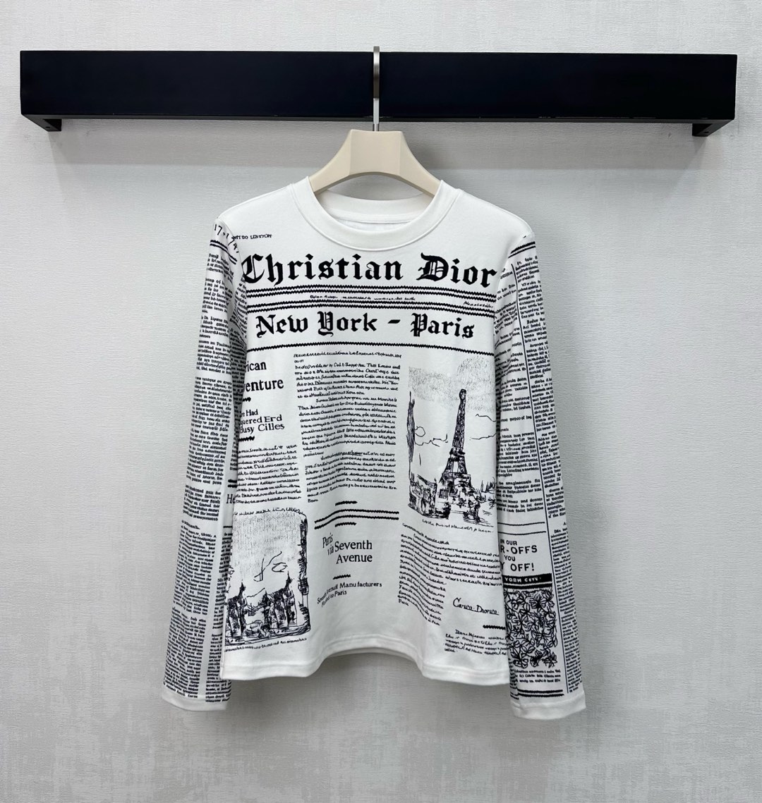 NO:609154,Dio*2025 new arrivals. Round neck printed bottom shirt. Customized YB imported high-elastic material. Short velvet brushing treatment on the inside. Warm and comfortable. Regular fit with threaded collar processing. Adds layering to the look. All-over printed letter logo and hand-painted street scene pictorial pattern. Highlight the brand tone. Development of surface accessories. Round neck long-sleeved bottoming tailoring. The outfit looks slim and advanced. High version 2 colors, dior, alexander wang19860909Dio*2025新品上架圆领印花打底衫定制YB进口高弹材质 内里短绒磨毛处理 保暖舒适 常规版型配合领口螺纹包边处理 增添造型层次感 满印花体字母徽标与手绘感街景画报图案 彰显品牌调性 面辅料开发 圆领长袖打底剪裁 穿搭显瘦高级 高版本2色,,dior,alexander wang,Women's clothing