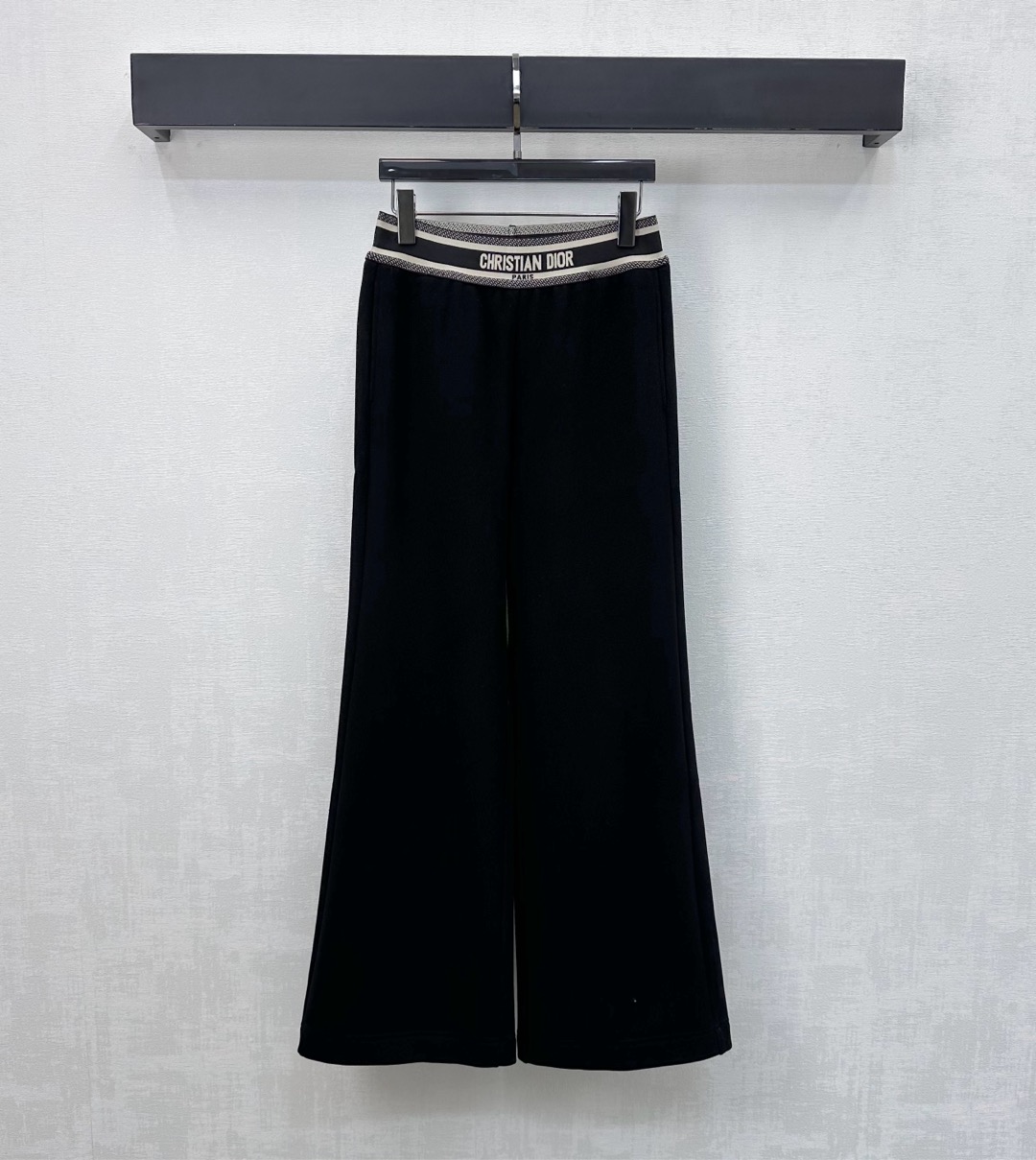 NO:609187,Dio*2025 new products are on the shelves. Customized YB imported rayon material. Short velvet brushed lining. Warm and comfortable. High-waisted double pocket version with striped letter web design to add layering to the look. Iconic letter logo design embellished on the waist to highlight the brand tone. Development of fabrics and accessories. Stretch wide-leg trousers cut. High-end and fashionable for autumn and winter wear. High version 2 colors, dior, alexander wang19860909Dio*2025新品上架织带加绒长裤定制YB进口人棉材质 内里短绒磨毛处理 保暖舒适 高腰双插兜版型配合条纹字母织带设计 增添造型层次感 腰间点缀标志性字母徽标设计 彰显品牌调性 面辅料开发 弹力阔腿长裤剪裁 秋冬穿搭高级时髦 高版本2色,,dior,alexander wang,Women's clothing