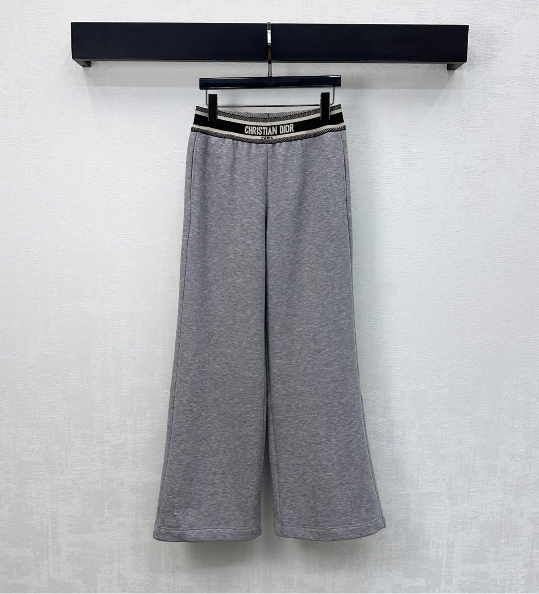 NO:609195,Dio*2025 new products are on the shelves. Customized YB imported rayon material. Short velvet brushed lining. Warm and comfortable. High-waisted double pocket version with striped letter web design to add layering to the look. Iconic letter logo design embellished on the waist to highlight the brand tone. Development of fabrics and accessories. Stretch wide-leg trousers cut. High-end and fashionable for autumn and winter wear. High version 2 colors, dior, alexander wang19860909Dio*2025新品上架织带加绒长裤定制YB进口人棉材质 内里短绒磨毛处理 保暖舒适 高腰双插兜版型配合条纹字母织带设计 增添造型层次感 腰间点缀标志性字母徽标设计 彰显品牌调性 面辅料开发 弹力阔腿长裤剪裁 秋冬穿搭高级时髦 高版本2色,,dior,alexander wang,Women's clothing