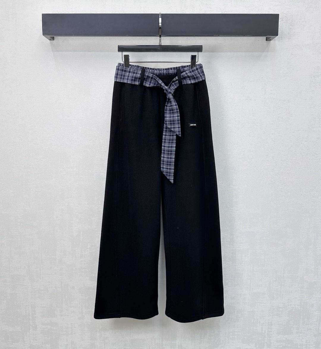 NO:609213,Miumi*2025 new arrivals plaid lace-up plus velvet trousers, made of custom-made YB imported rayon material. The lining is brushed with short velvet. Warm and comfortable. The waist is decorated with plaid splicing and contrasting elastic tightening. Adjustable decoration with laces adds layering to the look. The iconic letter logo is embellished on one side pocket to highlight the brand tone. Development of surface and accessories. High-waisted wide-leg trousers cut. High-end and fashionable autumn and winter wear. High version 2 colors,,miumiu,alexander wang19860909Miumi*2025新品上架格纹系带加绒长裤定制YB进口人棉材质 内里短绒磨毛处理 保暖舒适 腰间饰以格纹拼接撞色弹力收紧处理 配合系带调节装饰 增添造型层次感 单侧口袋处点缀标志性字母徽标 彰显品牌调性 面辅料开发 高腰阔腿长裤剪裁 秋冬穿搭高级时髦 高版本2色,,miumiu,alexander wang,Women's clothing