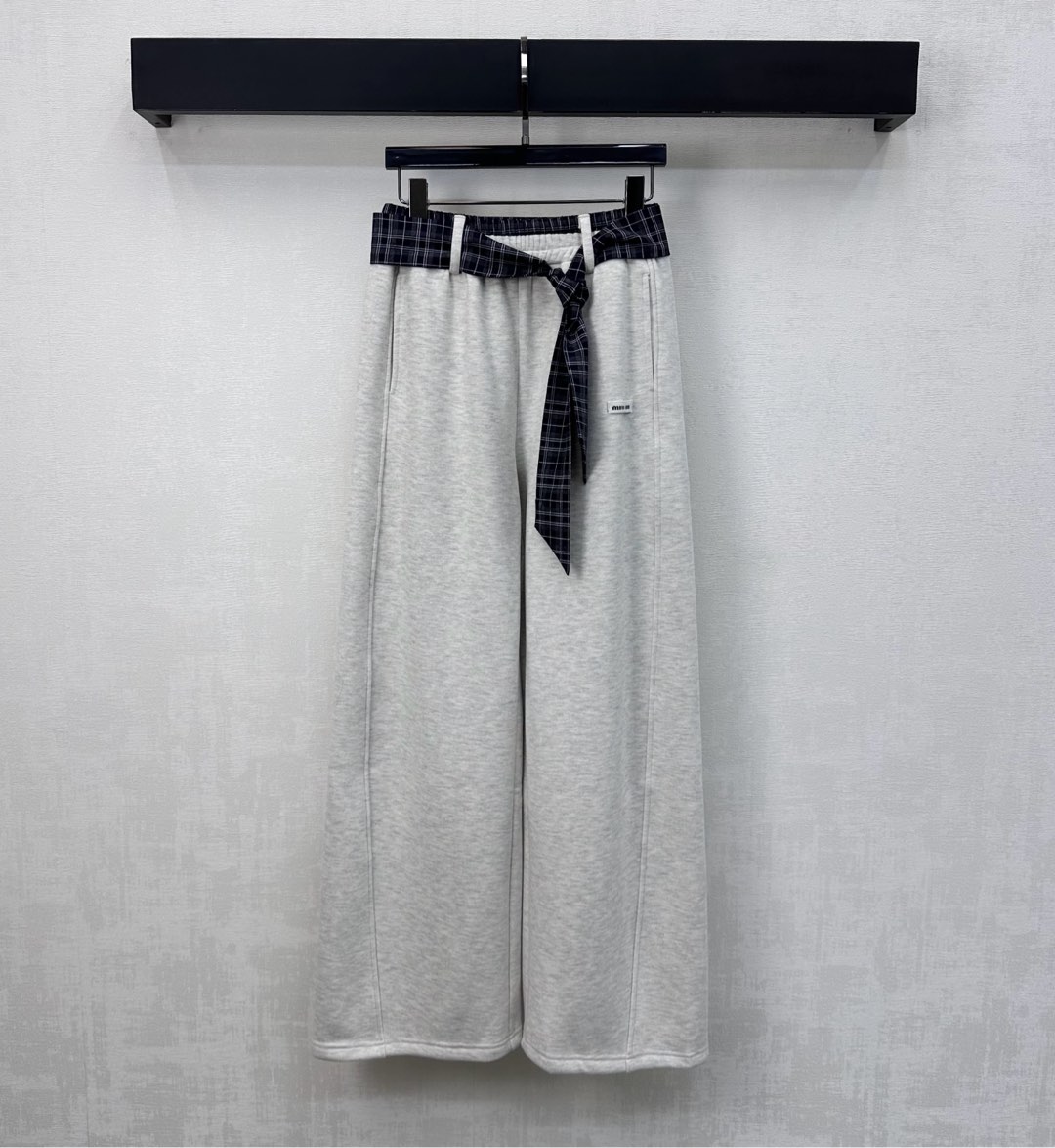 NO:609203,Miumi*2025 new arrivals plaid lace-up plus velvet trousers, made of custom-made YB imported rayon material. The lining is brushed with short velvet. Warm and comfortable. The waist is decorated with plaid splicing and contrasting elastic tightening. Adjustable decoration with laces adds layering to the look. The iconic letter logo is embellished on one side pocket to highlight the brand tone. Development of surface and accessories. High-waisted wide-leg trousers cut. High-end and fashionable autumn and winter wear. High version 2 colors,,miumiu,alexander wang19860909Miumi*2025新品上架格纹系带加绒长裤定制YB进口人棉材质 内里短绒磨毛处理 保暖舒适 腰间饰以格纹拼接撞色弹力收紧处理 配合系带调节装饰 增添造型层次感 单侧口袋处点缀标志性字母徽标 彰显品牌调性 面辅料开发 高腰阔腿长裤剪裁 秋冬穿搭高级时髦 高版本2色,,miumiu,alexander wang,Women's clothing