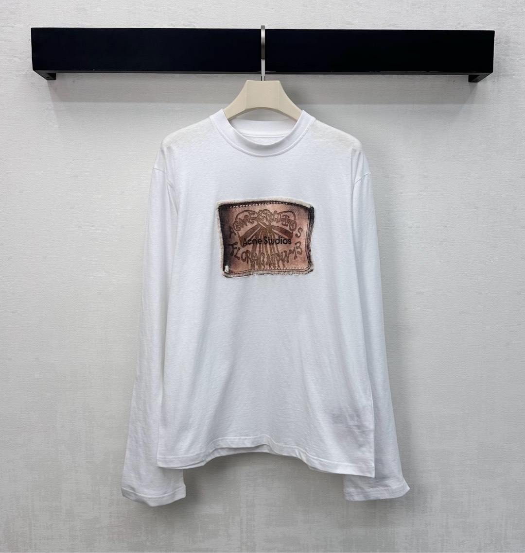 NO:609911,Acne studio*2025 new products are on the shelves. Round neck printed long sleeves. Customized YB imported cotton material. Breathable, comfortable and full of texture. The neckline is designed with high elastic thread binding to add layering to the shape. The colorful letter logo on the chest is combined with the imitation suede three-dimensional totem element to highlight the brand tone. It presents the western style and vitality. Surface and accessories development. Round neck long sleeve top tailoring. Wear alone and layered, high-end and fashionable. High version,,acne  studios,dior,chamois leather,alexander wang19860909Acne studio*2025新品上架圆领印花长袖定制YB进口全棉材质 透气舒适 质感十足 领口沿用高弹力螺纹包边设计 增添造型层次感 胸前彩色字母徽标配合仿麂皮绒立体感图腾元素 彰显品牌调性 呈现西部风格飒爽活力 面辅料开发 圆领长袖上衣剪裁 单穿叠穿高级时髦 高版本,,acne studios,dior,chamois leather,alexander wang,Women's clothing