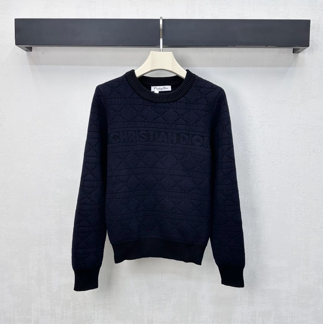 NO:609915,Dio*2025 new products are on the shelves. Diamond pattern jacquard knitted custom YB imported wool material. The texture is comfortable and warm. The whole body is diamond embossed to add layering to the shape. The horizontal bar stripe in the center of the chest is embellished with the iconic letter logo element to highlight the brand tone. Development of surface accessories. Round neck long-sleeved top style tailoring. High-end and fashionable autumn and winter wear. High version 2 colors, alexander wang19860909Dio*2025新品上架菱格纹提花针织定制YB进口羊毛材质 质感舒适保暖 通体菱格压纹处理 增添造型层次感 胸前居中横杠条纹点缀标志性字母徽标元素 彰显品牌调性 面辅料开发 圆领长袖上衣版型剪裁 秋冬穿搭高级时髦   高版本2色,,alexander wang,Women's clothing